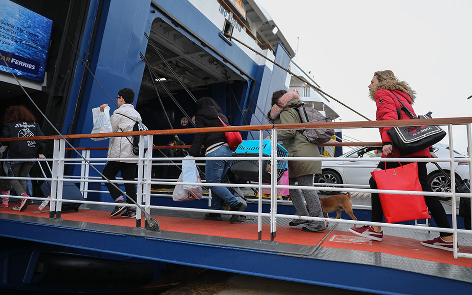Κορυφώνεται με όλα τα μέσα η έξοδος των εκδρομέων – Αυξημένη η κίνηση στους δρόμους-3