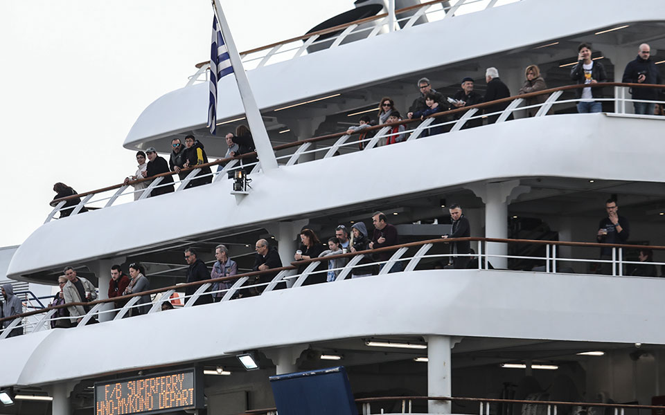 Κορυφώνεται με όλα τα μέσα η έξοδος των εκδρομέων – Αυξημένη η κίνηση στους δρόμους-2