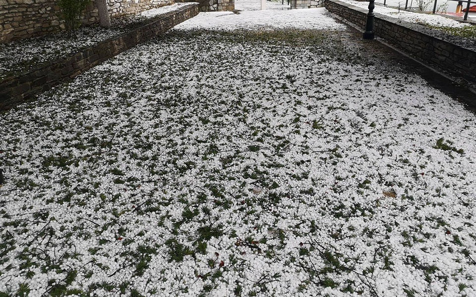 Ισχυρή χαλαζόπτωση σε περιοχές της Λάρισας (φωτογραφίες)-2
