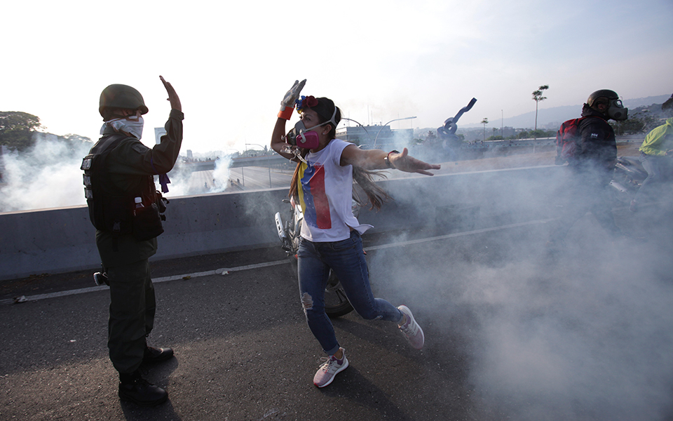 Βενεζουέλα: Κορυφώνεται η «Επιχείρηση Ελευθερία» – Σφοδρές συγκρούσεις και μεταξύ στρατιωτών-1