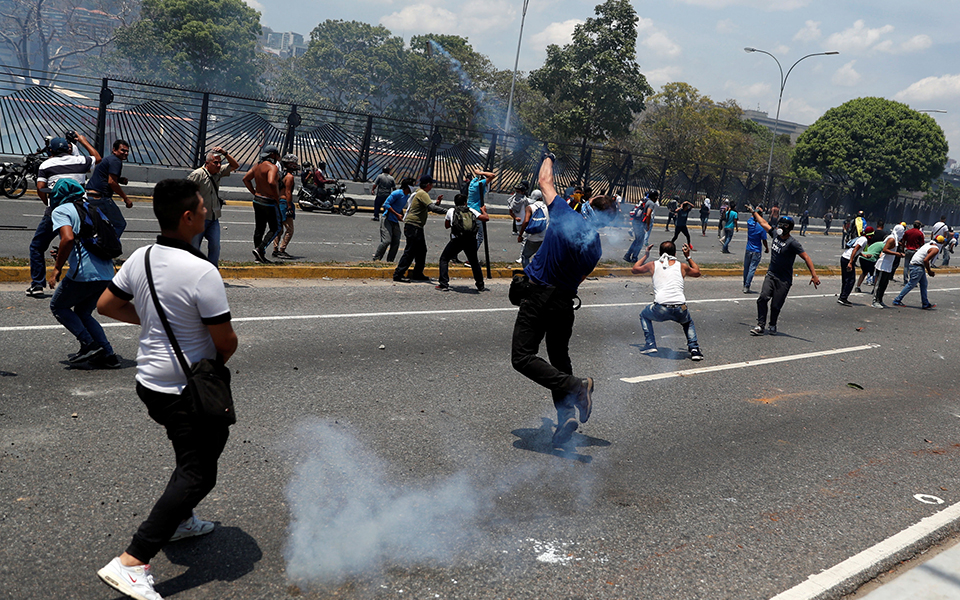 Εκρυθμη η κατάσταση στη Βενεζουέλα: Ο Γκουαϊδό απηύθυνε έκκληση να συνεχιστούν και σήμερα οι κινητοποιήσεις-4