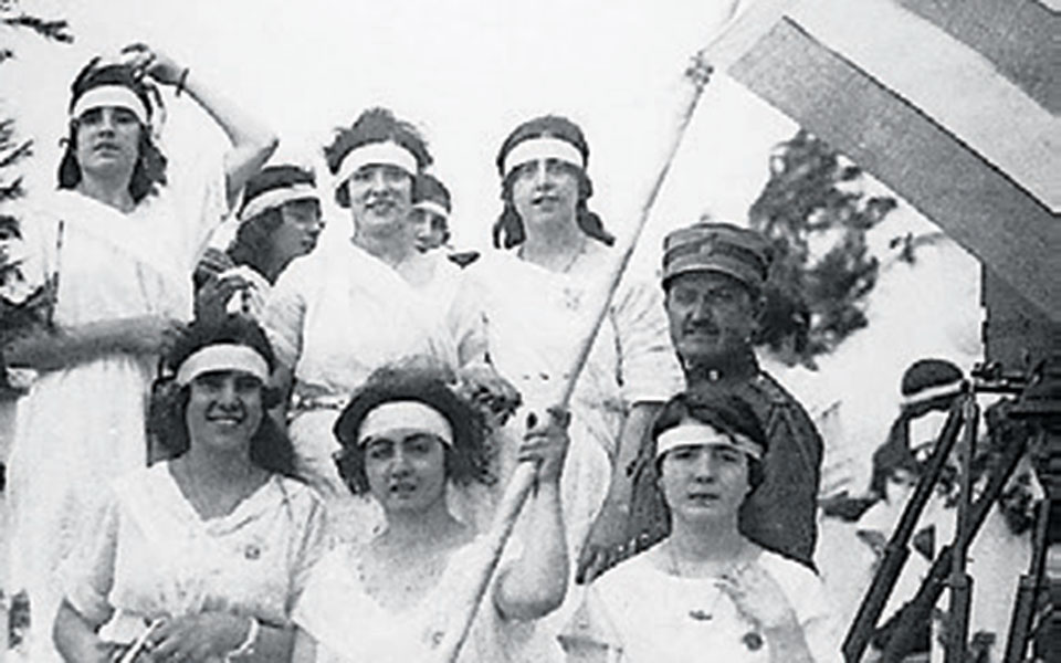 Ο ελληνικός στρατός απελευθερώνει τη Σμύρνη-3