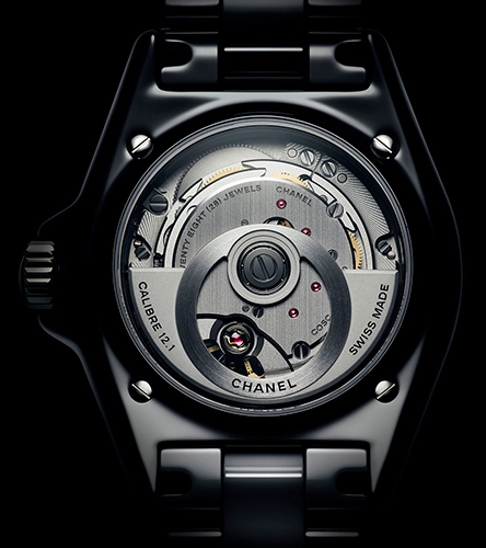 Ο οίκος CHANEL ανασχεδιάζει το εμβληματικό J12-3