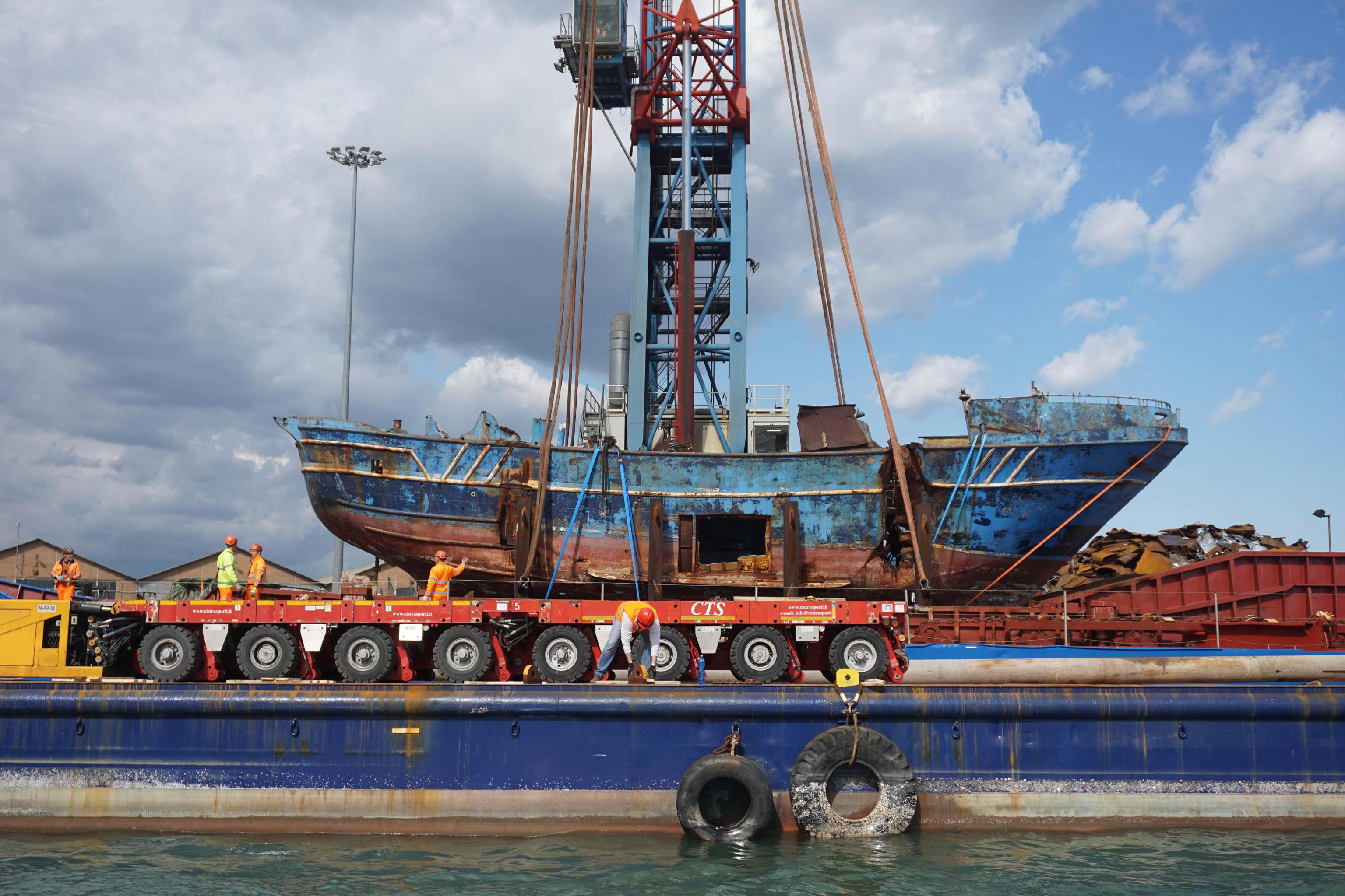 Το αλιευτικό που βυθίστηκε στη Λαμπεντούζα το 2015 γίνεται έκθεμα της Μπιενάλε στη Βενετία (φωτογραφίες)-1