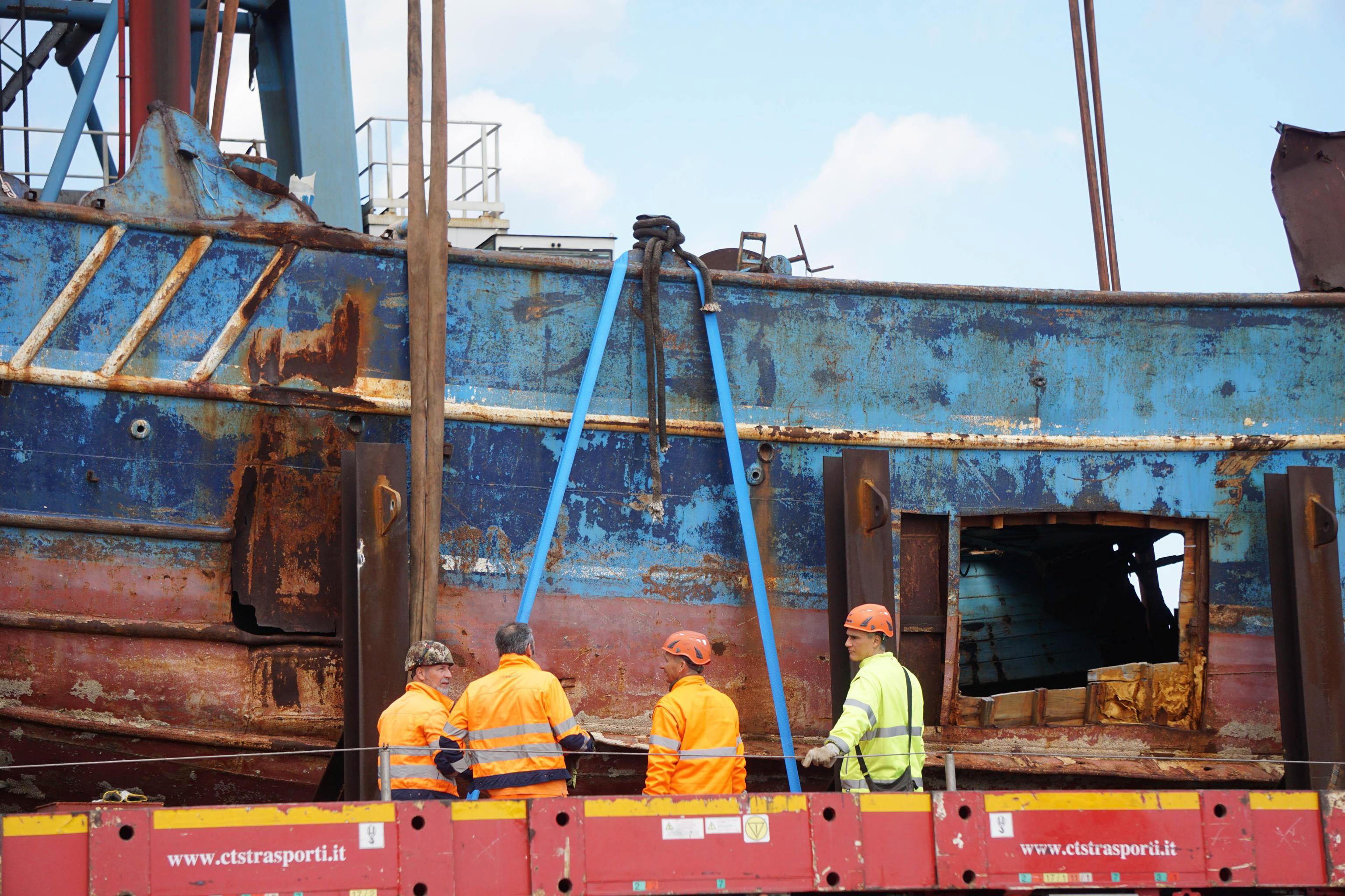 Το αλιευτικό που βυθίστηκε στη Λαμπεντούζα το 2015 γίνεται έκθεμα της Μπιενάλε στη Βενετία (φωτογραφίες)-4
