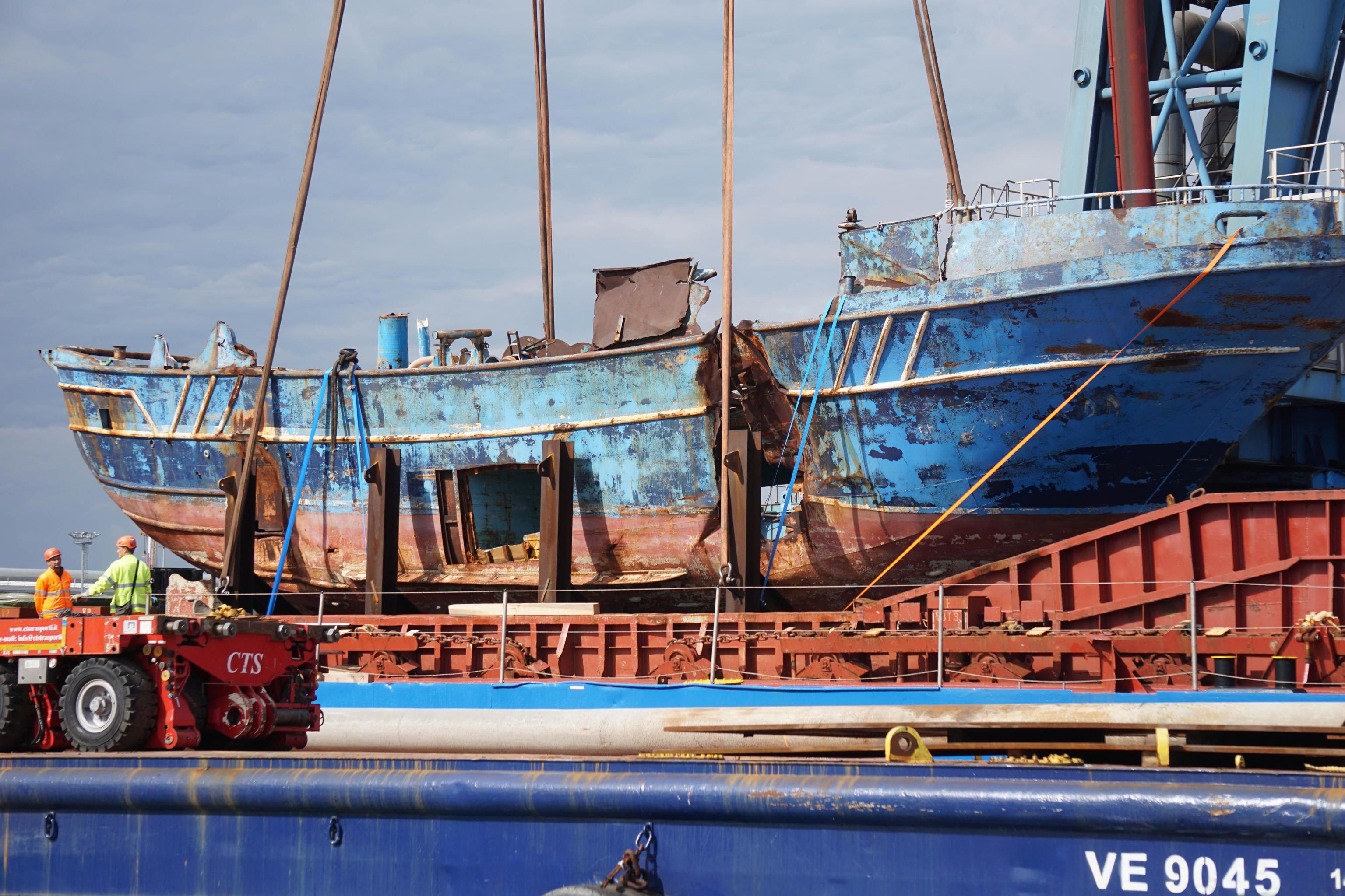 Το αλιευτικό που βυθίστηκε στη Λαμπεντούζα το 2015 γίνεται έκθεμα της Μπιενάλε στη Βενετία (φωτογραφίες)-2