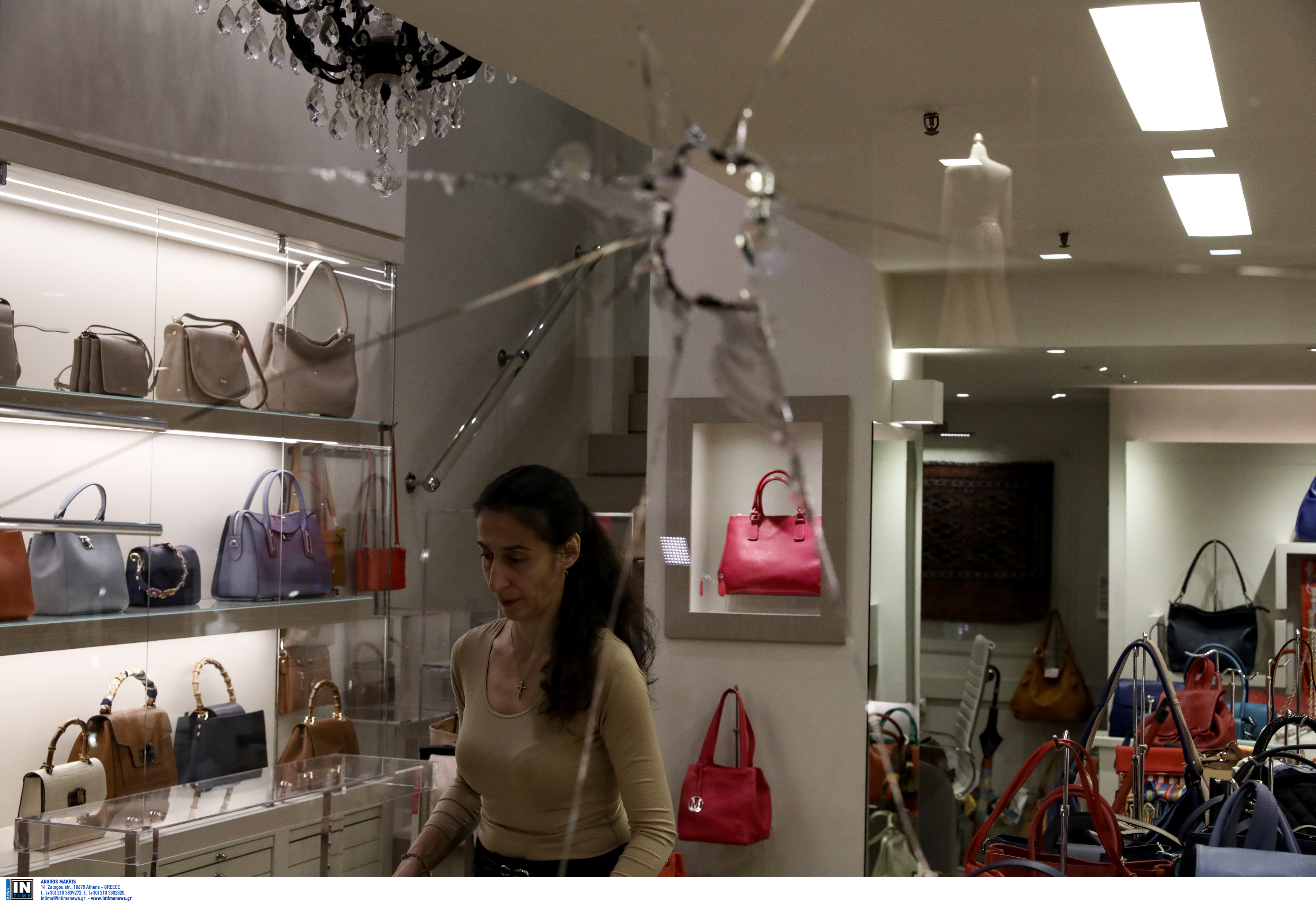 Κουκουλοφόροι τα έκαναν γυαλιά-καρφιά στο κέντρο της Αθήνας – Φώναζαν συνθήματα υπέρ του Κουφοντίνα (φωτογραφίες)-1