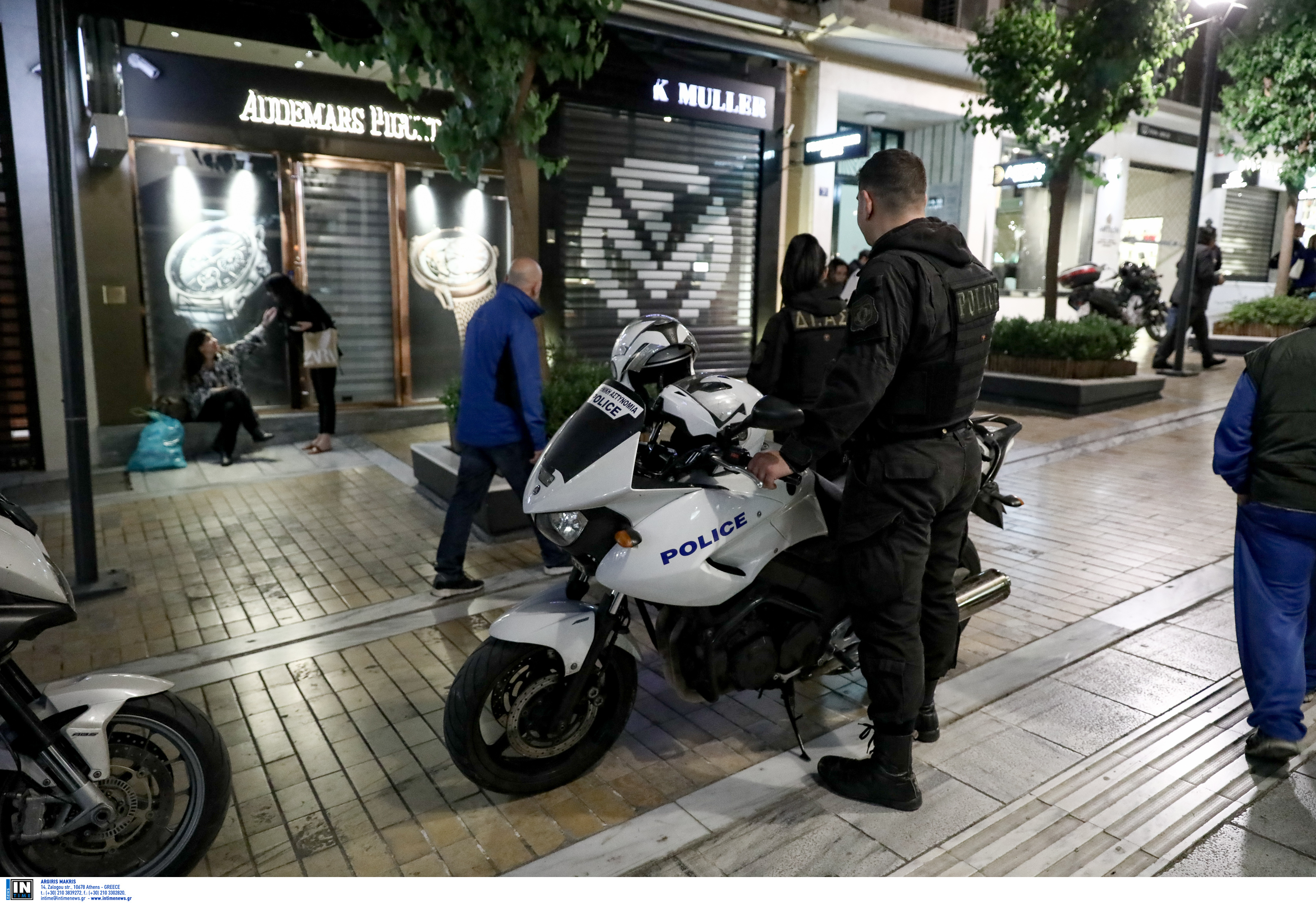 Κουκουλοφόροι τα έκαναν γυαλιά-καρφιά στο κέντρο της Αθήνας – Φώναζαν συνθήματα υπέρ του Κουφοντίνα (φωτογραφίες)-3