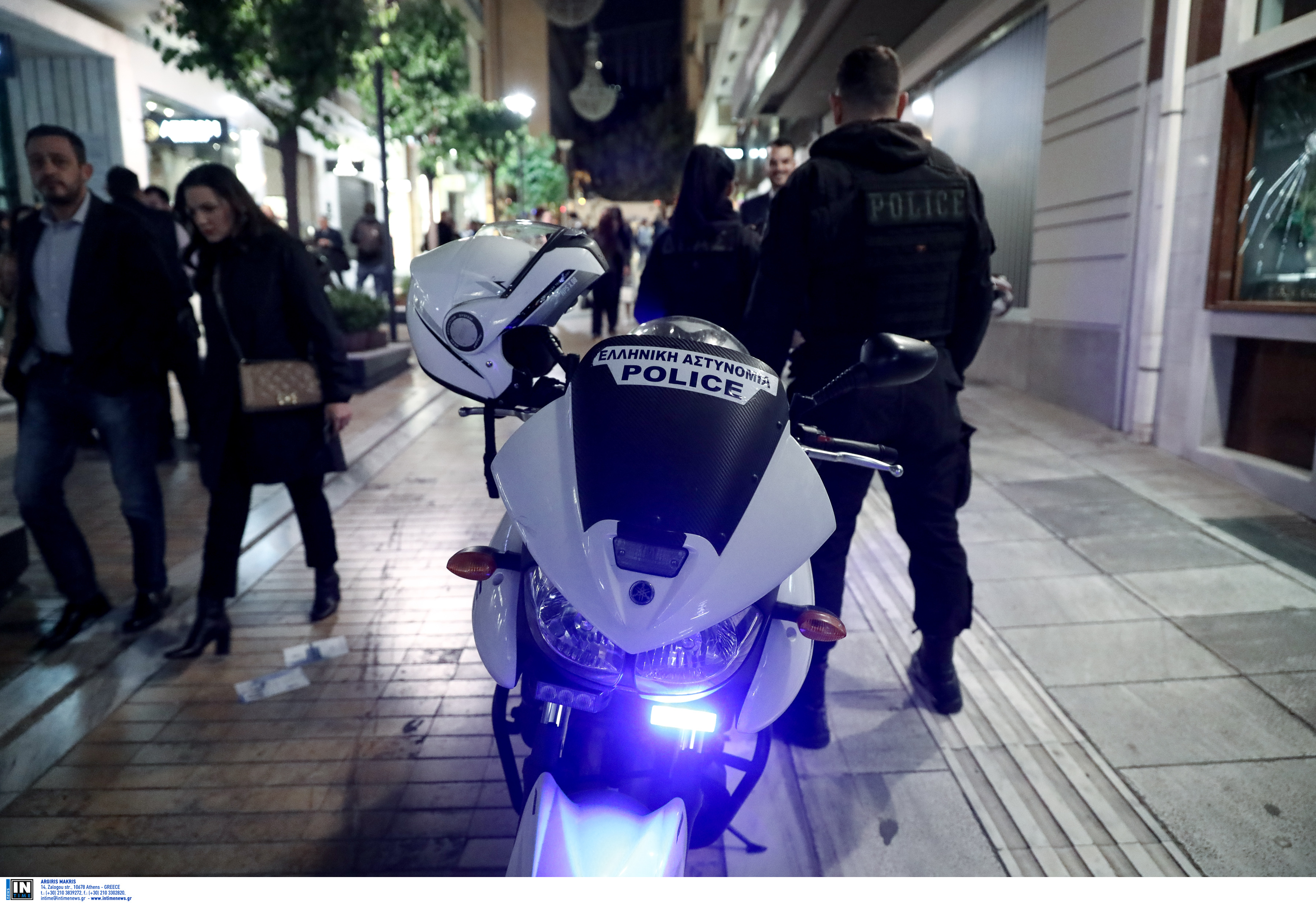 Κουκουλοφόροι τα έκαναν γυαλιά-καρφιά στο κέντρο της Αθήνας – Φώναζαν συνθήματα υπέρ του Κουφοντίνα (φωτογραφίες)-5