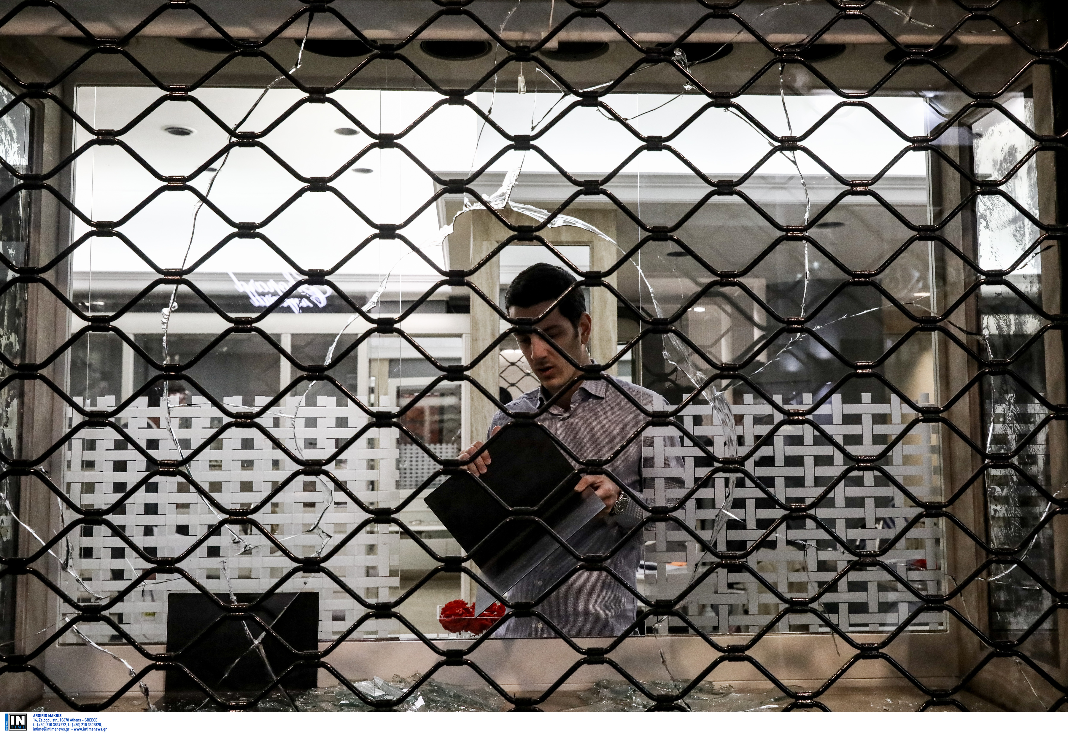 Κουκουλοφόροι τα έκαναν γυαλιά-καρφιά στο κέντρο της Αθήνας – Φώναζαν συνθήματα υπέρ του Κουφοντίνα (φωτογραφίες)-2