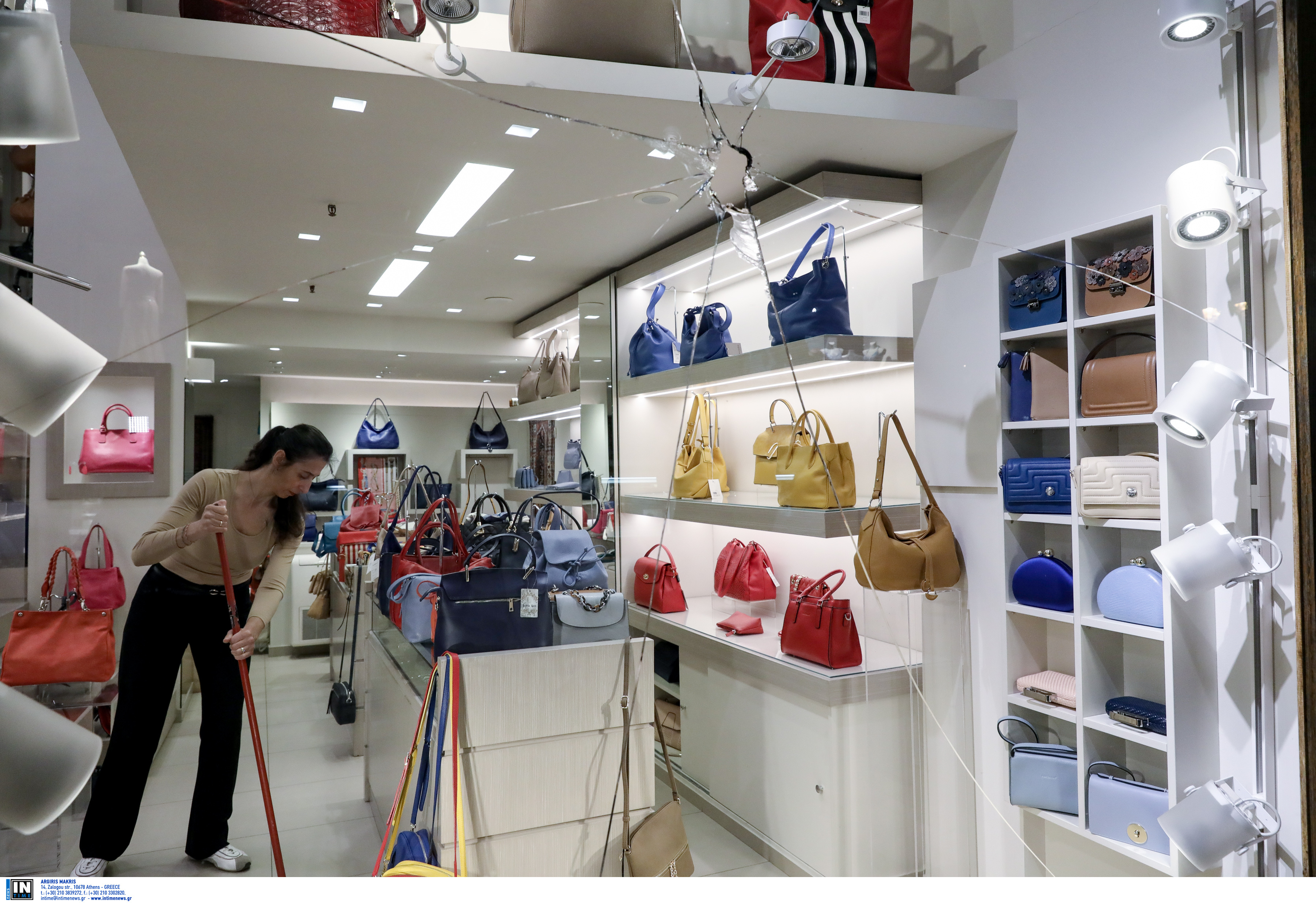 Κουκουλοφόροι τα έκαναν γυαλιά-καρφιά στο κέντρο της Αθήνας – Φώναζαν συνθήματα υπέρ του Κουφοντίνα (φωτογραφίες)-4