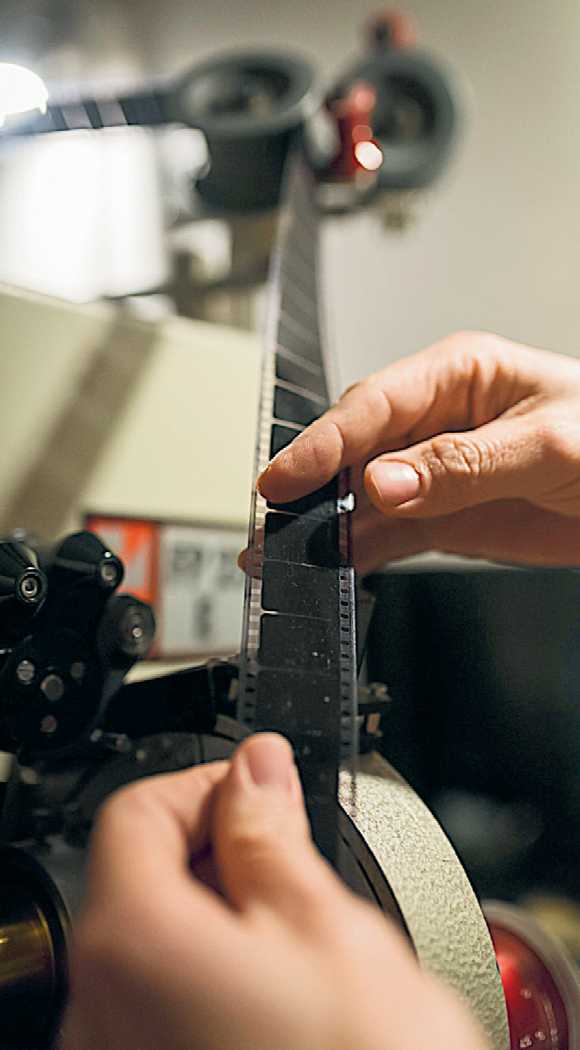 Οι τελευταίοι άρχοντες της σκοτεινής αίθουσας-1