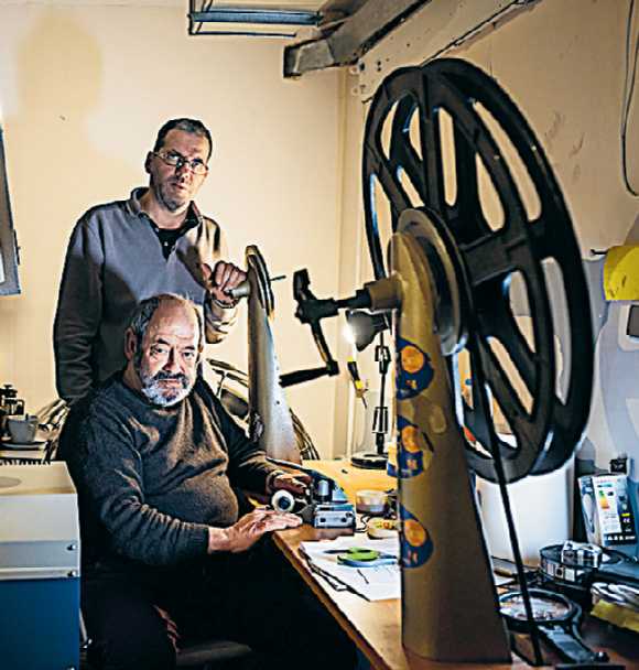 Οι τελευταίοι άρχοντες της σκοτεινής αίθουσας-2