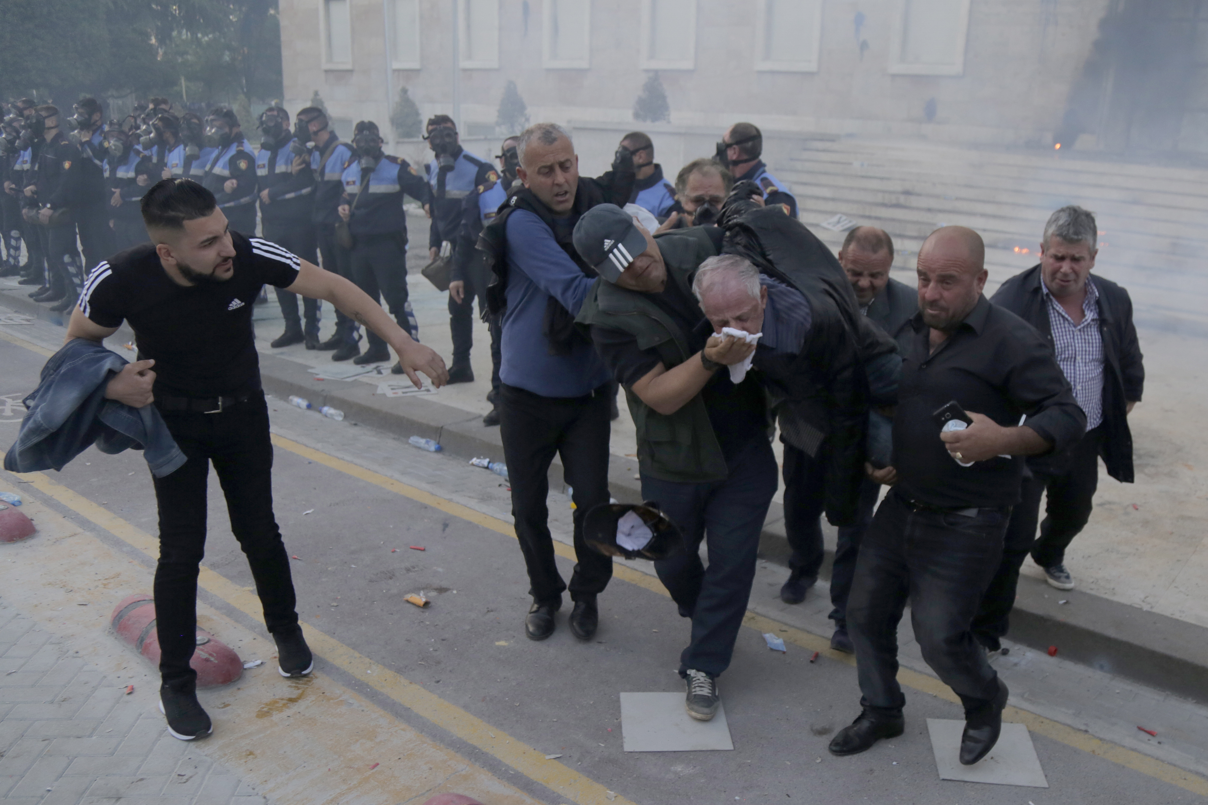 Αλβανία: Μολότοφ και δακρυγόνα σε αντικυβερνητική διαδήλωση στα Τίρανα (φωτογραφίες)-3