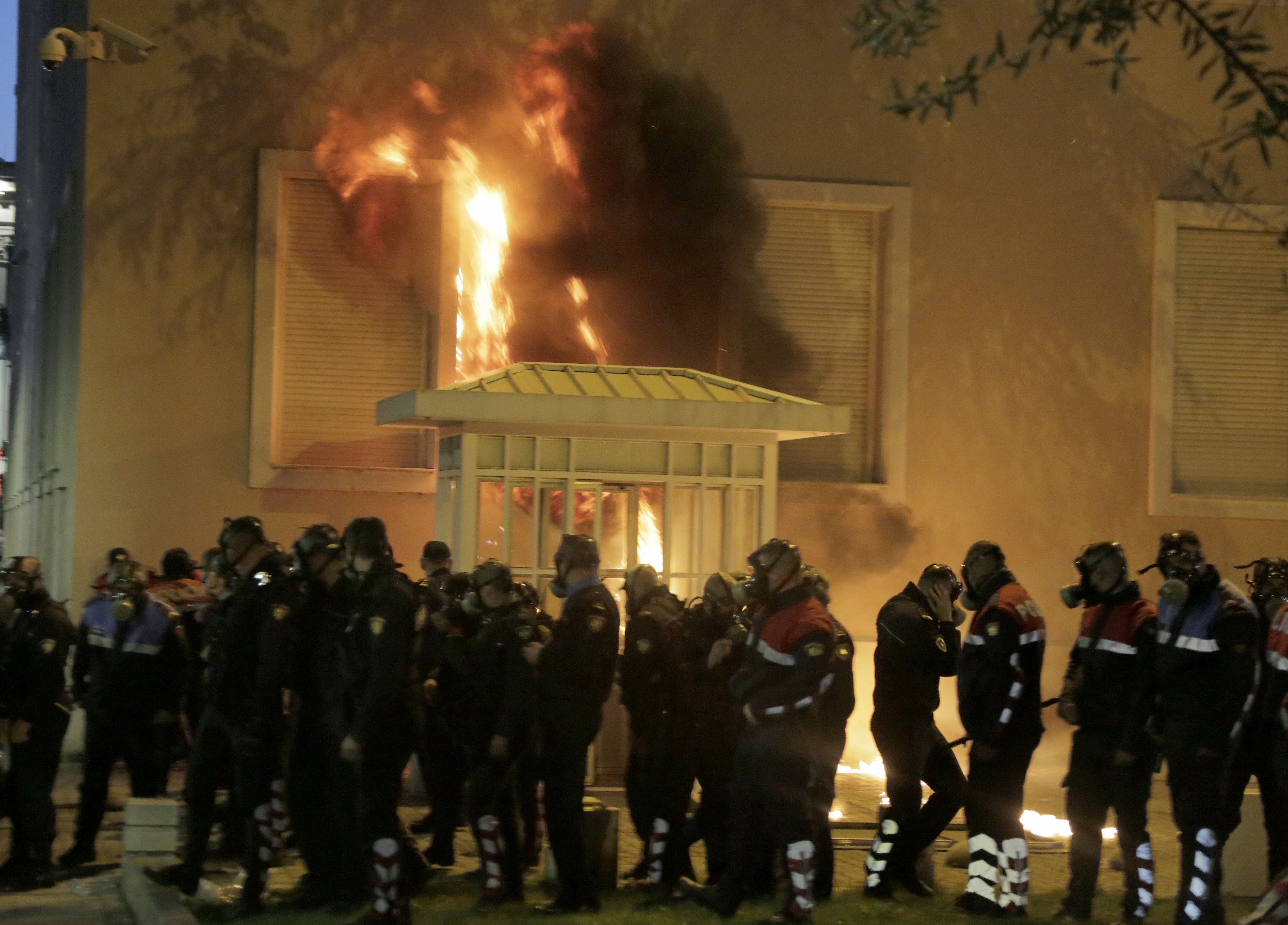 Αλβανία: Μολότοφ και δακρυγόνα σε αντικυβερνητική διαδήλωση στα Τίρανα (φωτογραφίες)-6