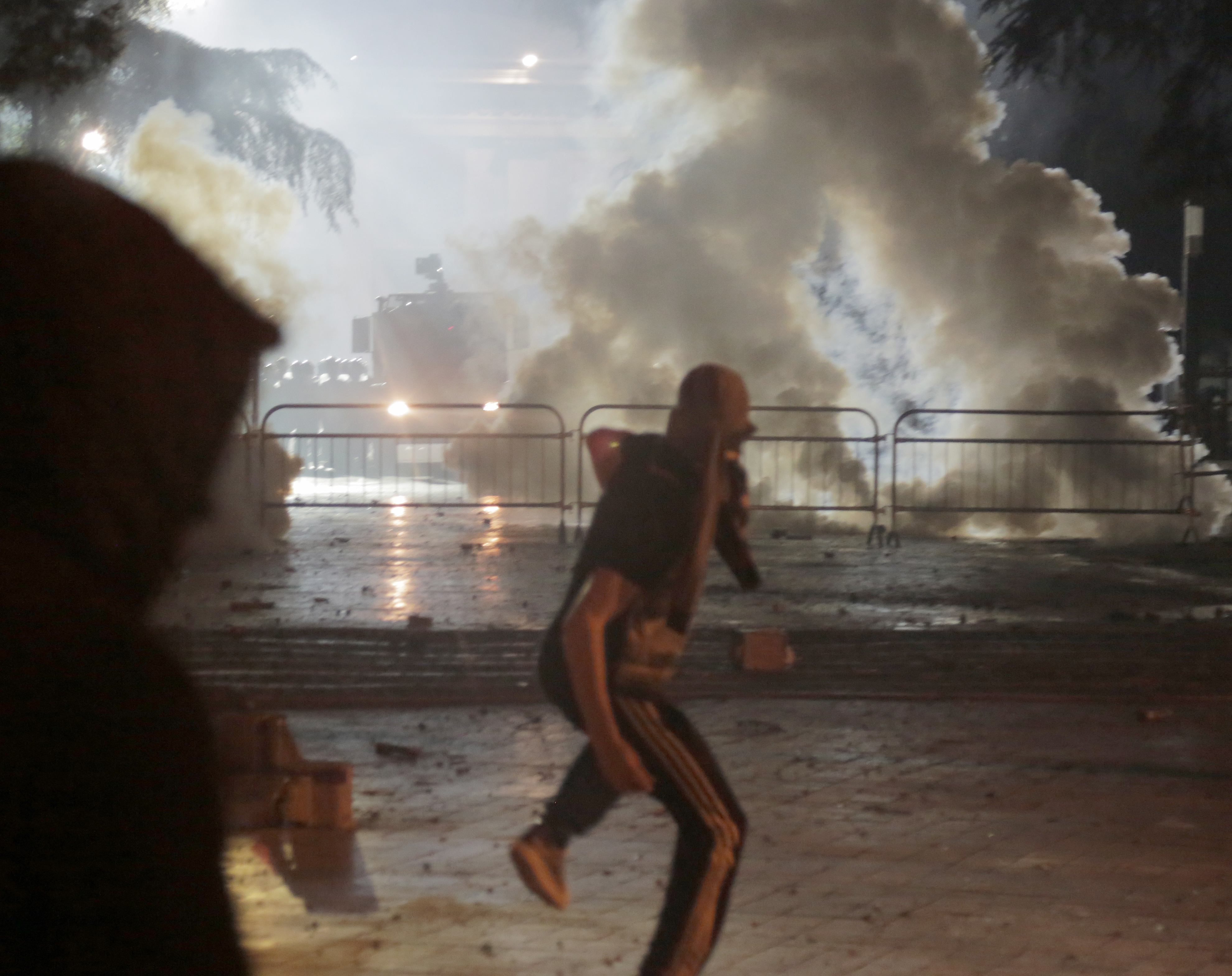 Αλβανία: Μολότοφ και δακρυγόνα σε αντικυβερνητική διαδήλωση στα Τίρανα (φωτογραφίες)-4