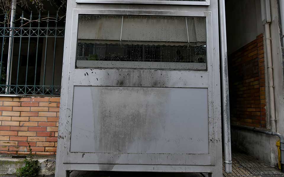 Επίθεση ομάδας κουκουλοφόρων με μολότοφ στο Α.Τ. Καισαριανής (φωτογραφίες)-1