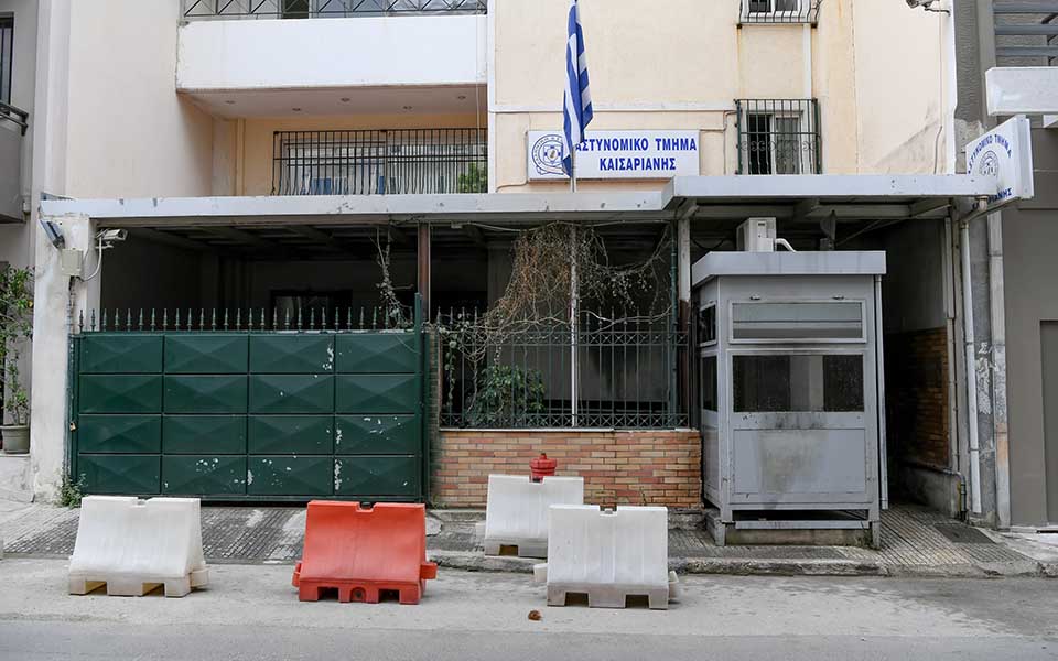 Επίθεση ομάδας κουκουλοφόρων με μολότοφ στο Α.Τ. Καισαριανής (φωτογραφίες)-2