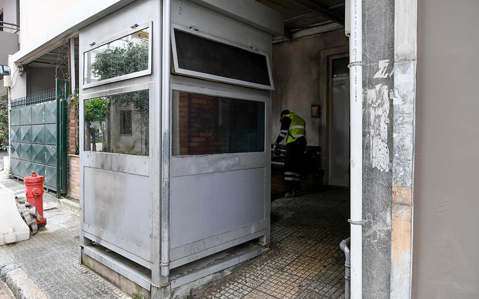 Επίθεση ομάδας κουκουλοφόρων με μολότοφ στο Α.Τ. Καισαριανής (φωτογραφίες)-3