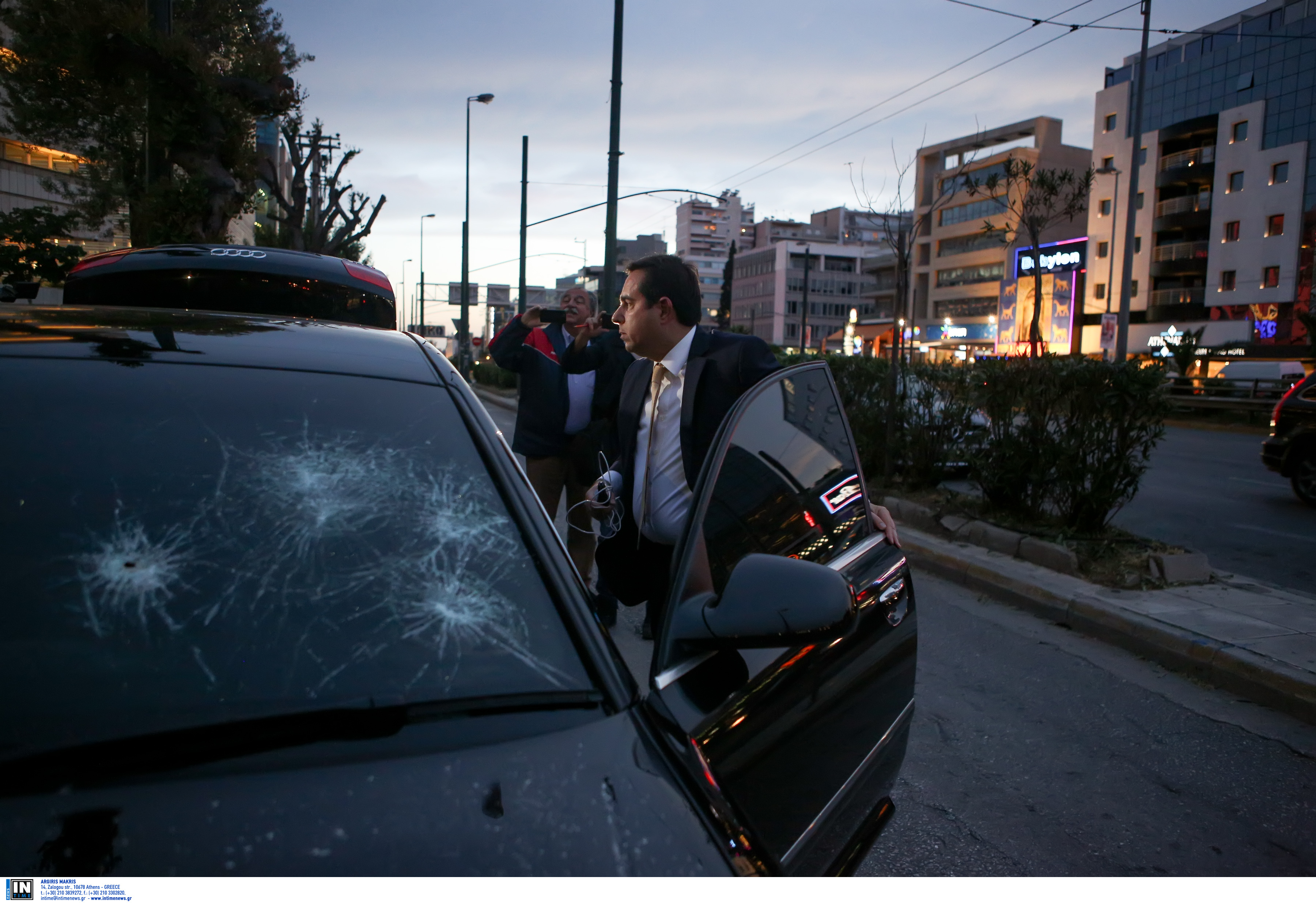 Επίθεση κουκουλοφόρων σε προεκλογική εκδήλωση με Σαμαρά και στελέχη ΝΔ (φωτογραφίες)-1