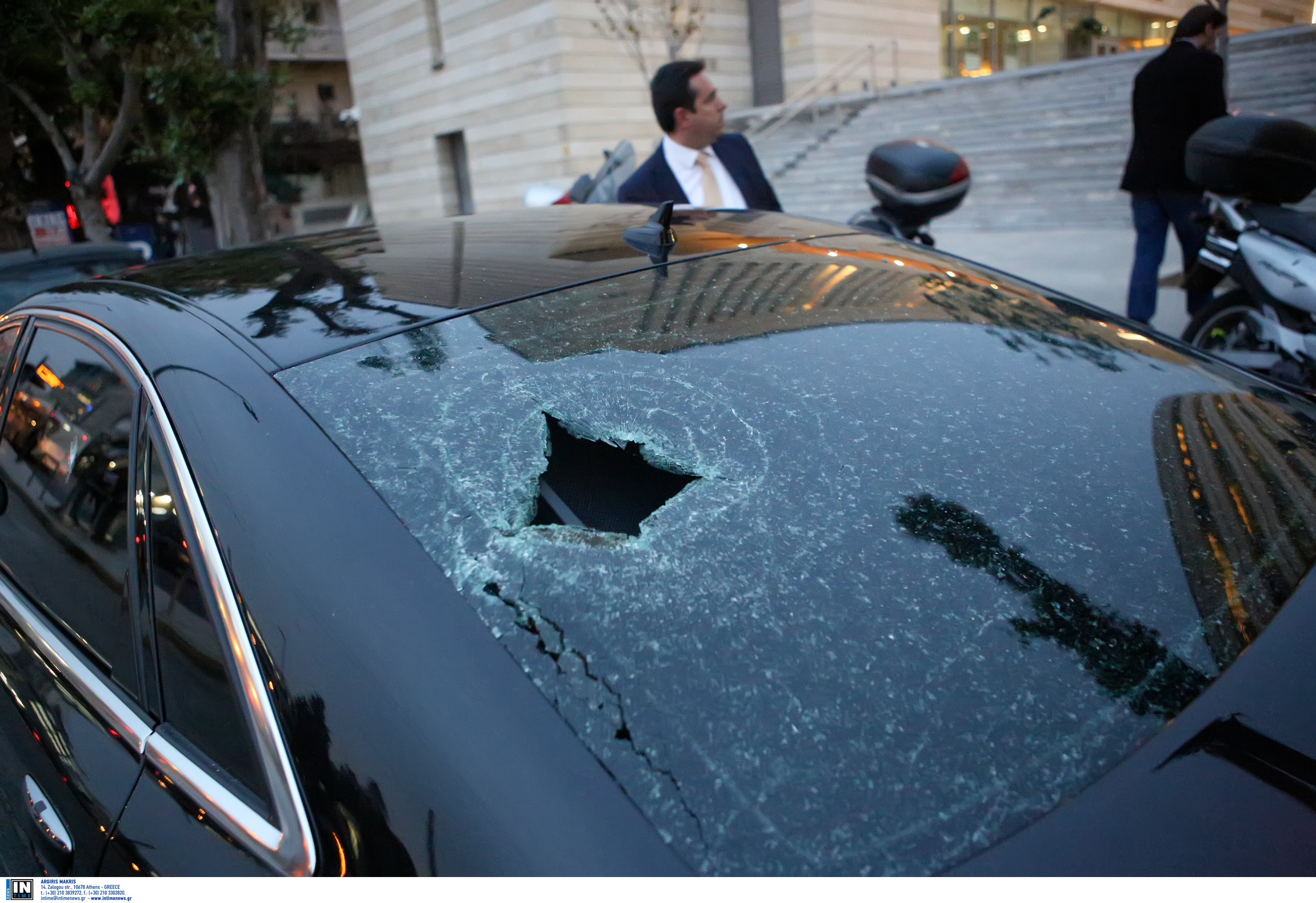 Επίθεση κουκουλοφόρων σε προεκλογική εκδήλωση με Σαμαρά και στελέχη ΝΔ (φωτογραφίες)-3