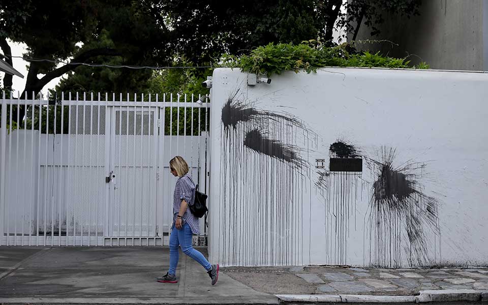 Επίθεση «Ρουβίκωνα» με μπογιές στο σπίτι του Αμερικανού Πρέσβη (φωτογραφίες – βίντεο)-2