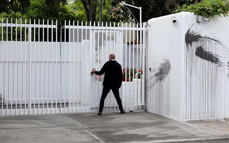 Επίθεση «Ρουβίκωνα» με μπογιές στο σπίτι του Αμερικανού Πρέσβη (φωτογραφίες – βίντεο)-4