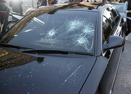 Θρασύτατη επίθεση κουκουλοφόρων σε πολιτική εκδήλωση-1