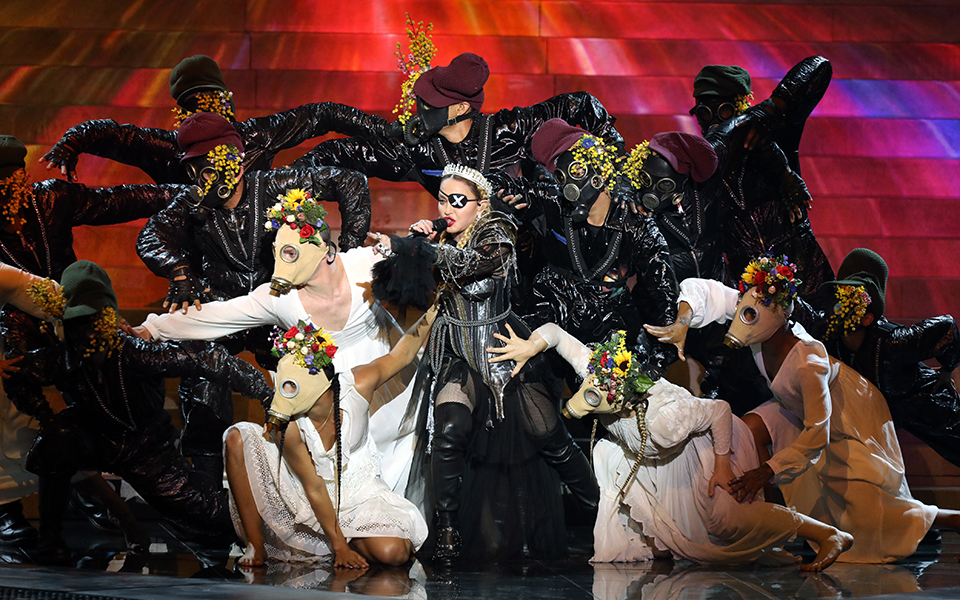 Madonna: Η αμφιλεγόμενη εμφάνιση και τα φάλτσα της «βασίλισσας» στη Eurovision-2