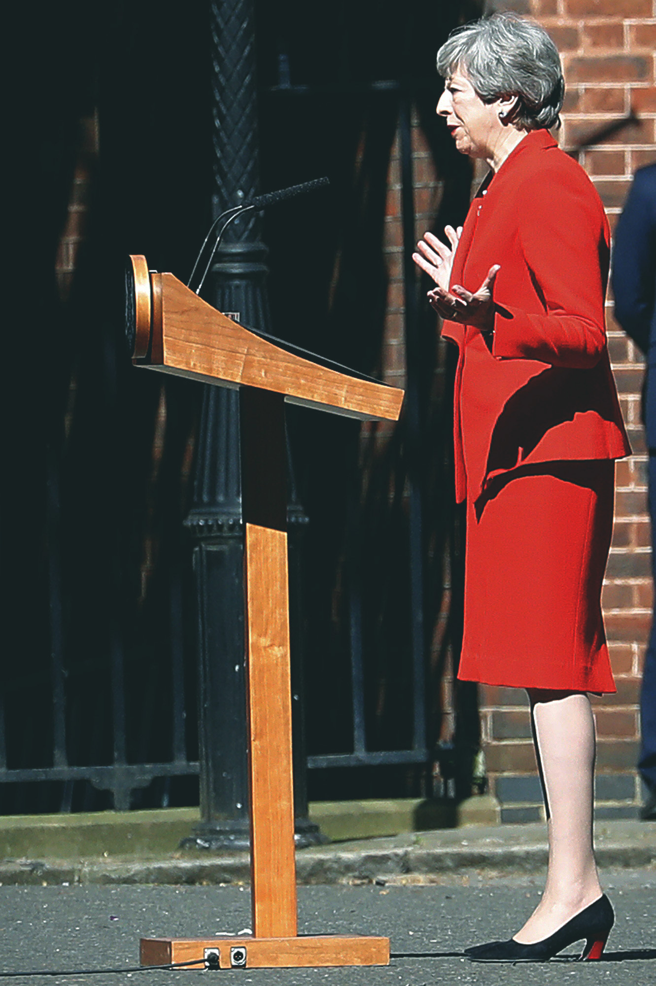 Με δάκρυα στα μάτια ανακοίνωσε την παραίτησή της η Τερέζα Μέι (βίντεο)-2