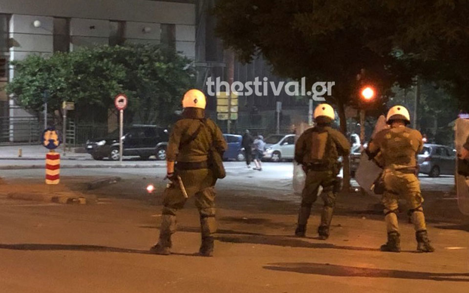 Επεισόδια από κουκουλοφόρους σε Αθήνα και Θεσσαλονίκη-1