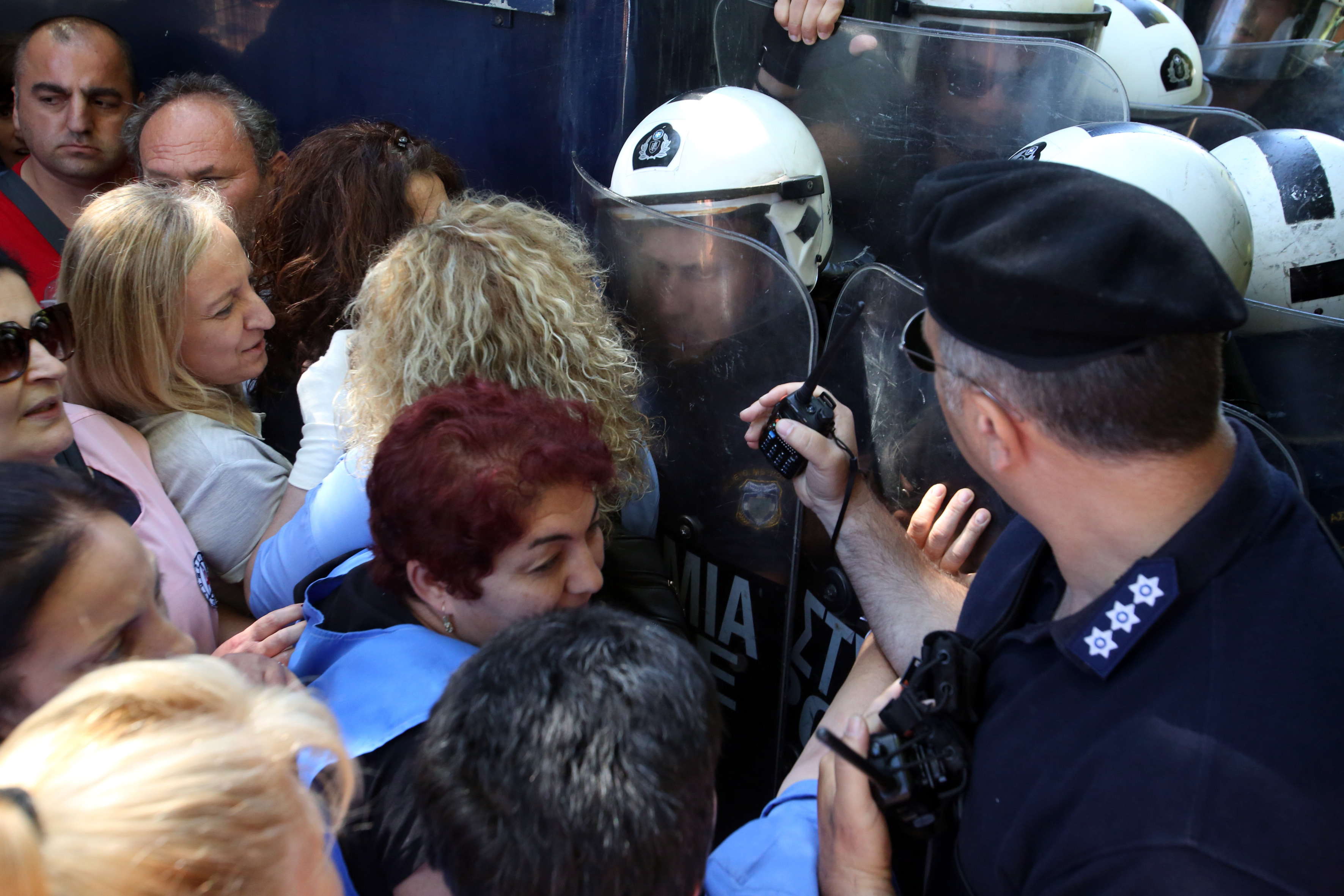 Ενταση με αστυνομικούς και καθαρίστριες του Δρομοκαΐτειου στην Ηρώδου Αττικού (φωτογραφίες)-1