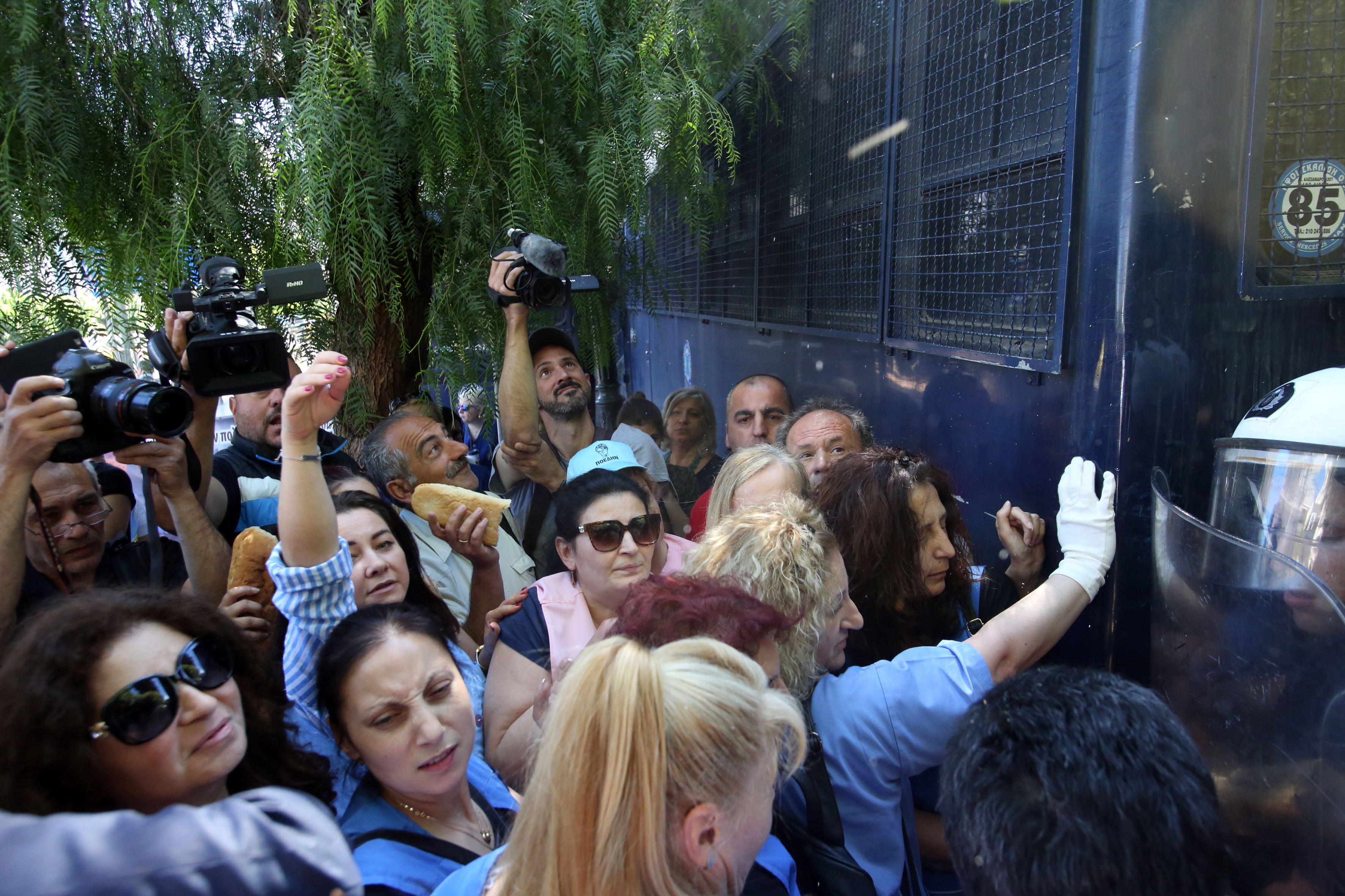 Ενταση με αστυνομικούς και καθαρίστριες του Δρομοκαΐτειου στην Ηρώδου Αττικού (φωτογραφίες)-2