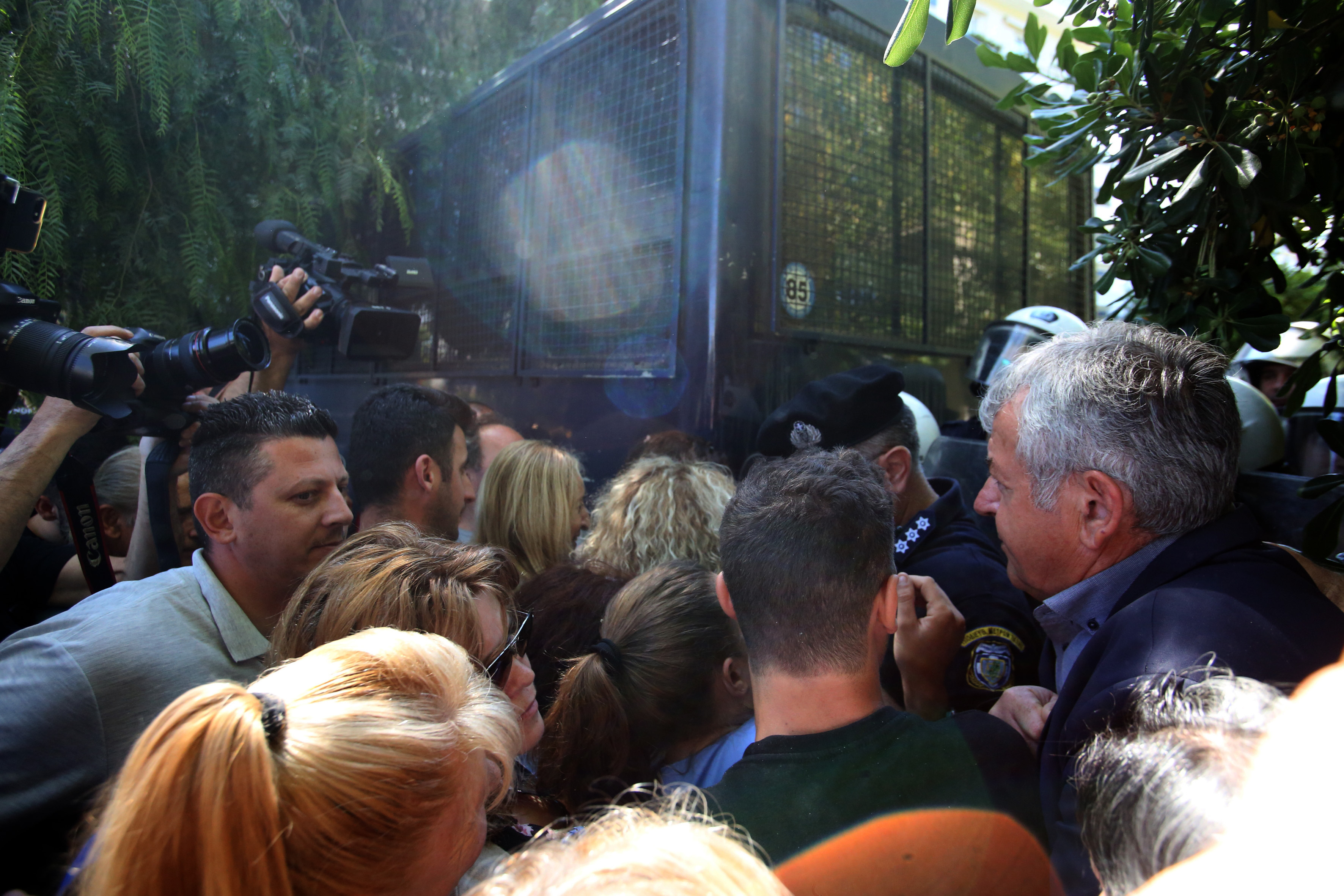 Ενταση με αστυνομικούς και καθαρίστριες του Δρομοκαΐτειου στην Ηρώδου Αττικού (φωτογραφίες)-4