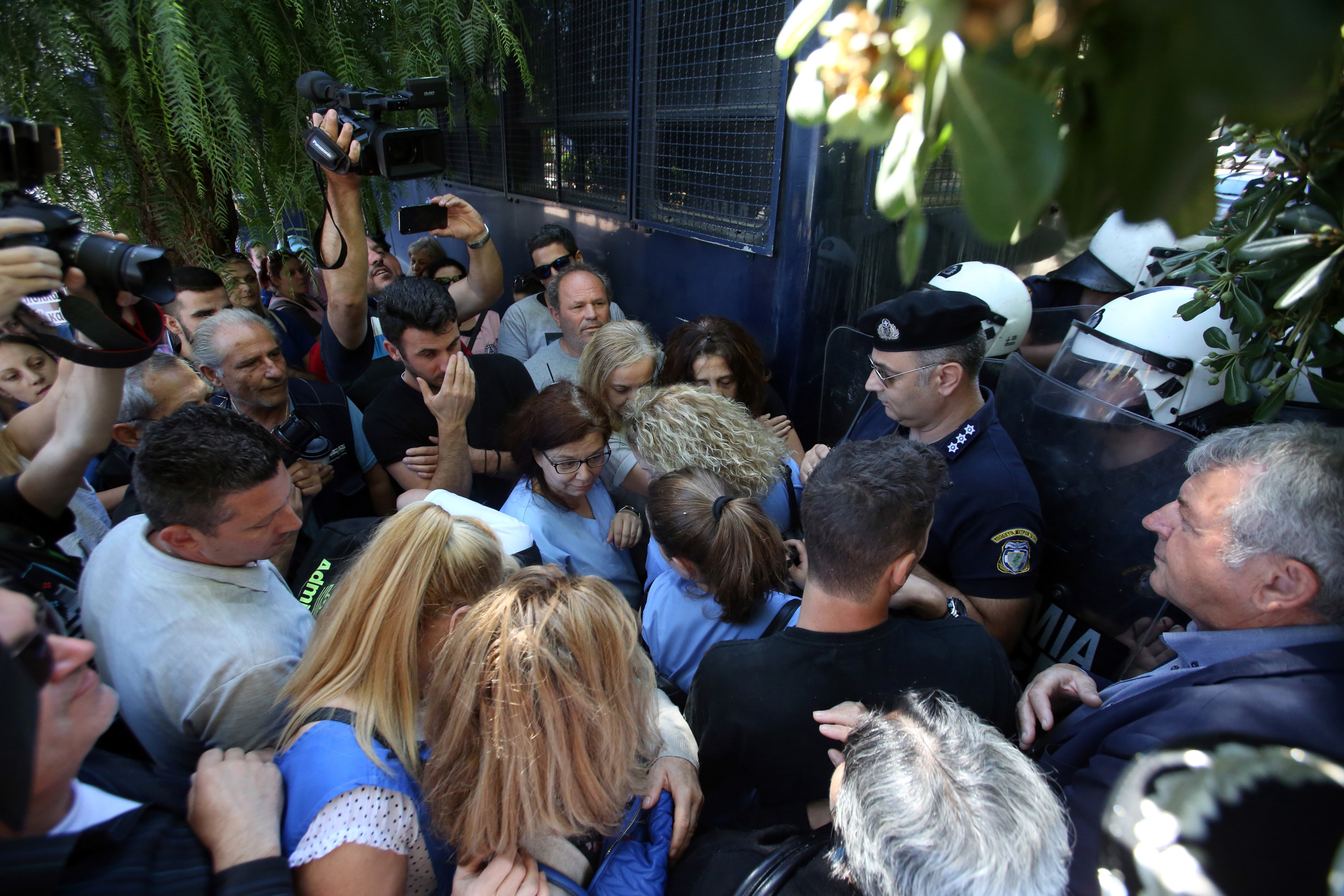 Ενταση με αστυνομικούς και καθαρίστριες του Δρομοκαΐτειου στην Ηρώδου Αττικού (φωτογραφίες)-5