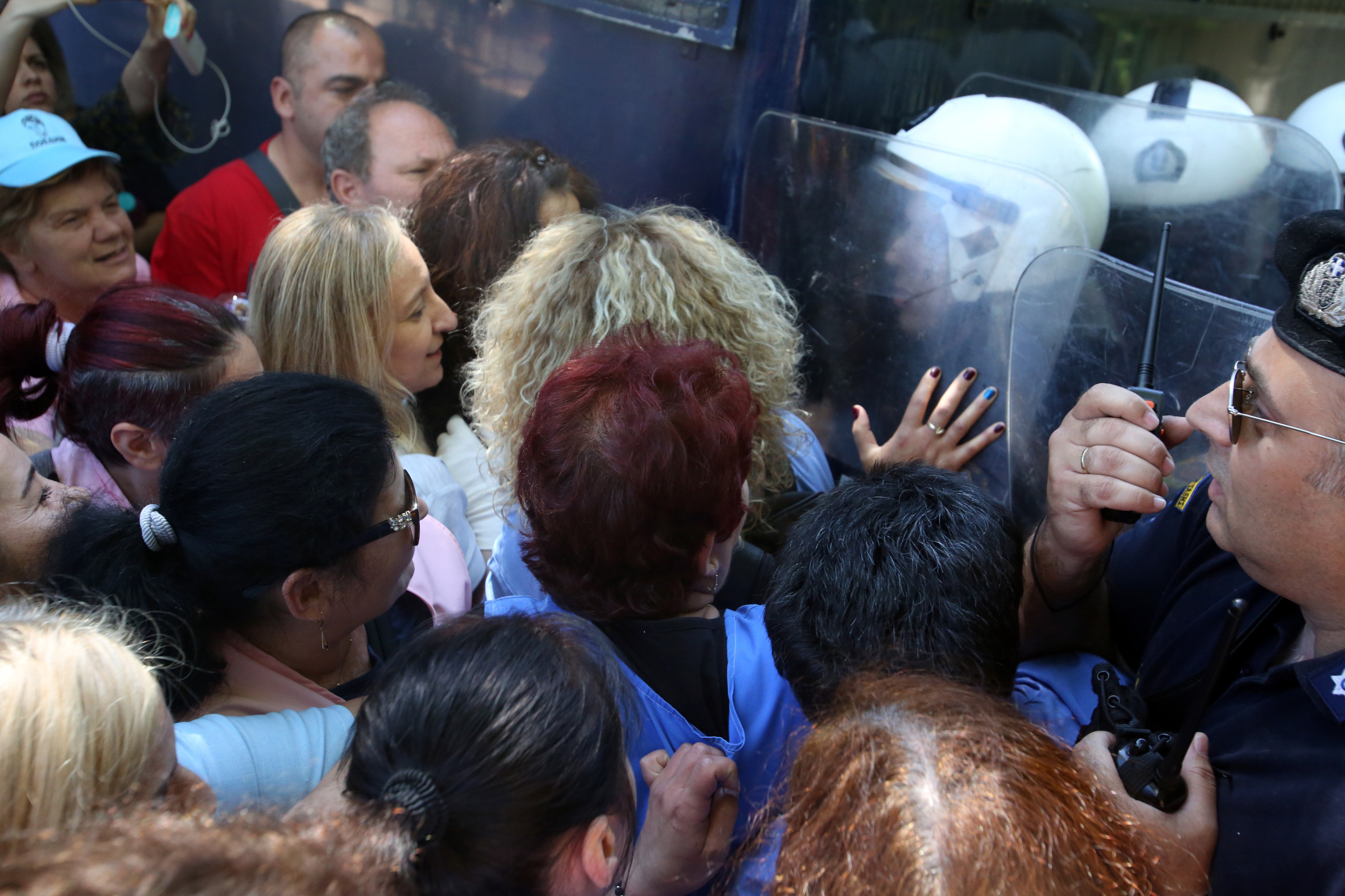 Ενταση με αστυνομικούς και καθαρίστριες του Δρομοκαΐτειου στην Ηρώδου Αττικού (φωτογραφίες)-6