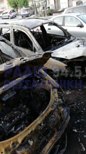 Θεσσαλονίκη: Στις φλόγες δυο σταθμευμένα αυτοκίνητα στην Πυλαία (φωτογραφίες)-2