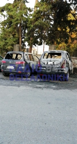 Θεσσαλονίκη: Στις φλόγες δυο σταθμευμένα αυτοκίνητα στην Πυλαία (φωτογραφίες)-3