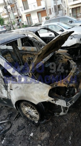Θεσσαλονίκη: Στις φλόγες δυο σταθμευμένα αυτοκίνητα στην Πυλαία (φωτογραφίες)-1