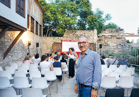 Σε ένα λαϊκό θέατρο σκιών, η Αγία Φιλοθέη ζωντανεύει στο σπίτι της στην Πλάκα-1