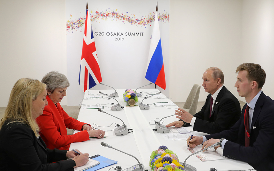 Μέι σε Πούτιν: Σταματήστε τις ενέργειες αποσταθεροποίησης-1