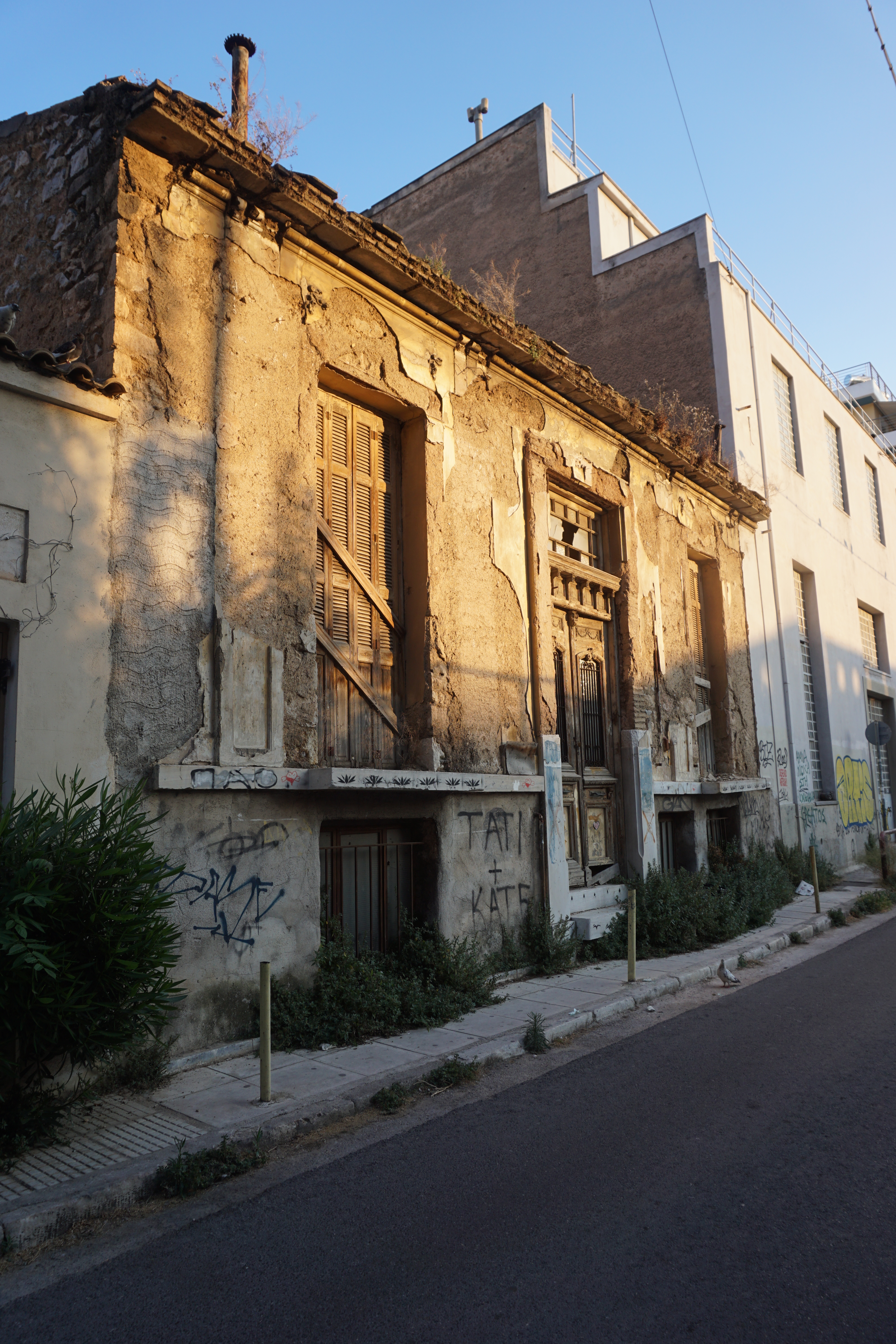 Στην οδό Μαυρομιχάλη με το τελευταίο φως της μέρας-1