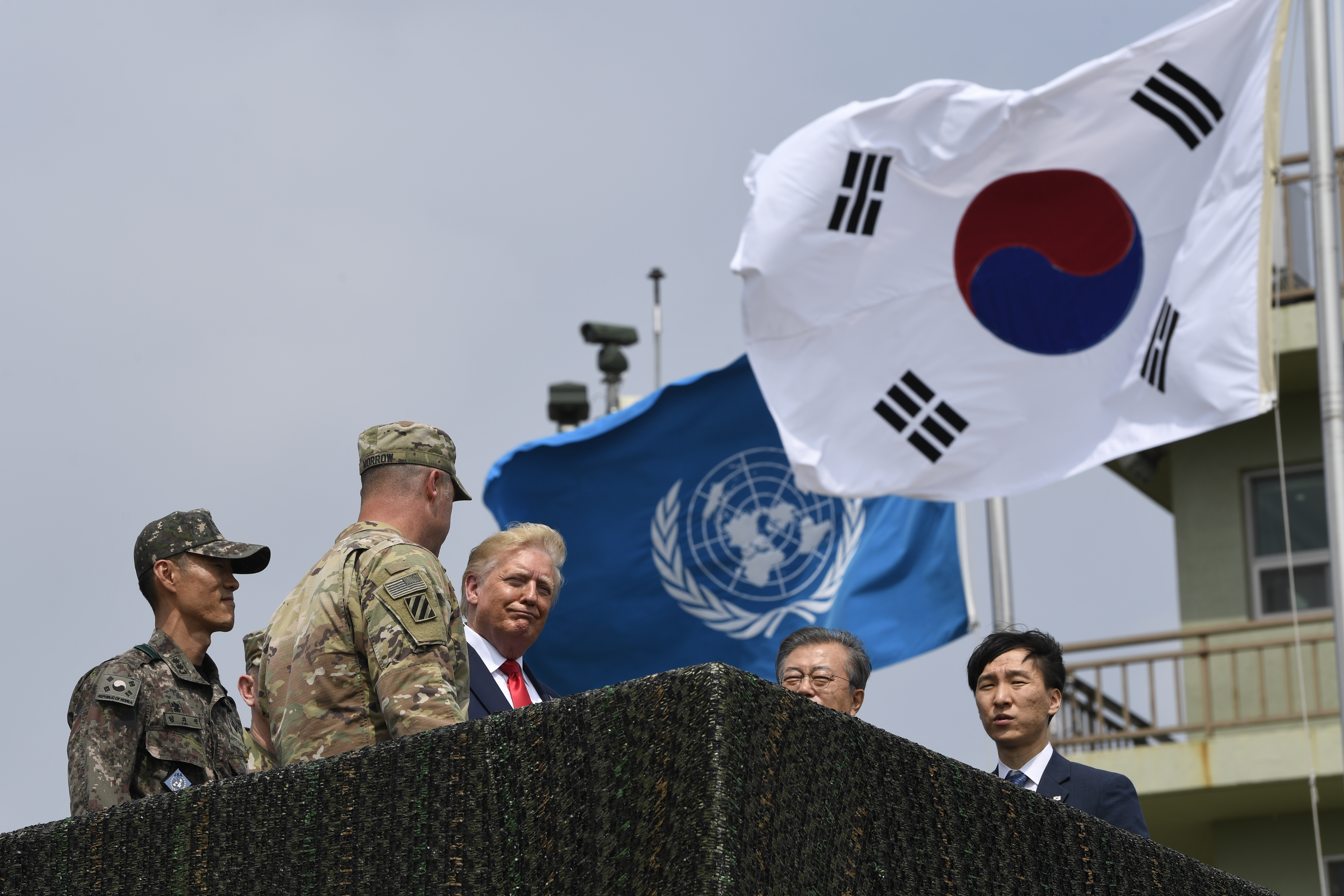 Ιστορική συνάντηση και χειραψία Τραμπ – Κιμ στα κορεατικά σύνορα (βίντεο – φωτογραφίες)-4