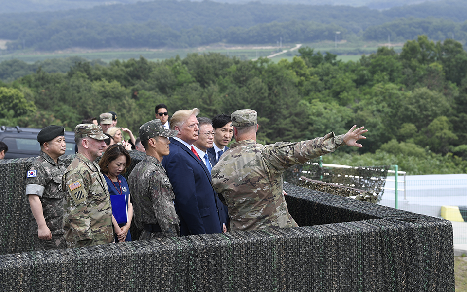 Ιστορική συνάντηση και χειραψία Τραμπ – Κιμ στα κορεατικά σύνορα (βίντεο – φωτογραφίες)-5