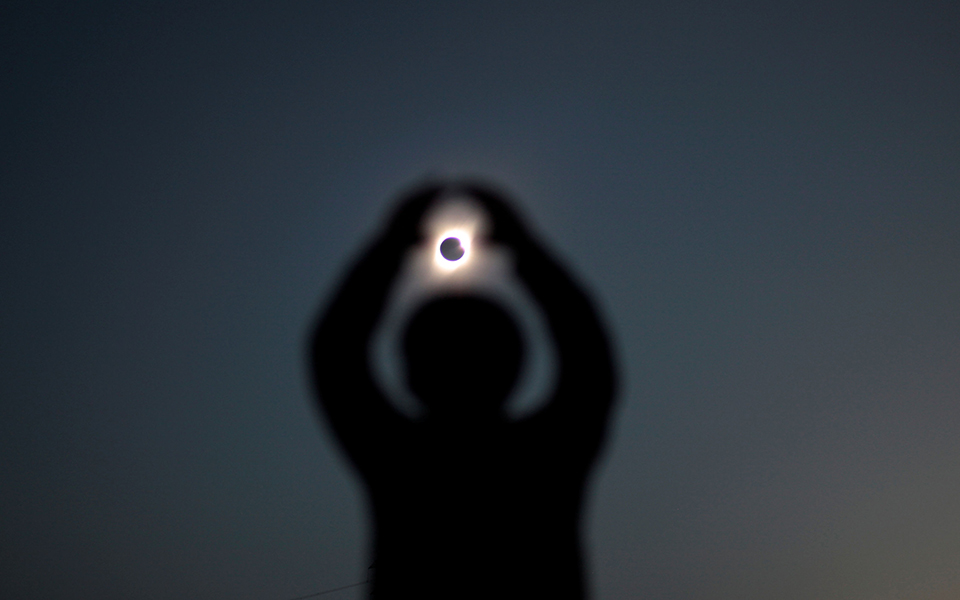 Εντυπωσιακές εικόνες από την ολική έκλειψη ηλίου στη Nότια Αμερική-3