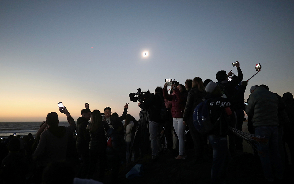 Εντυπωσιακές εικόνες από την ολική έκλειψη ηλίου στη Nότια Αμερική-1