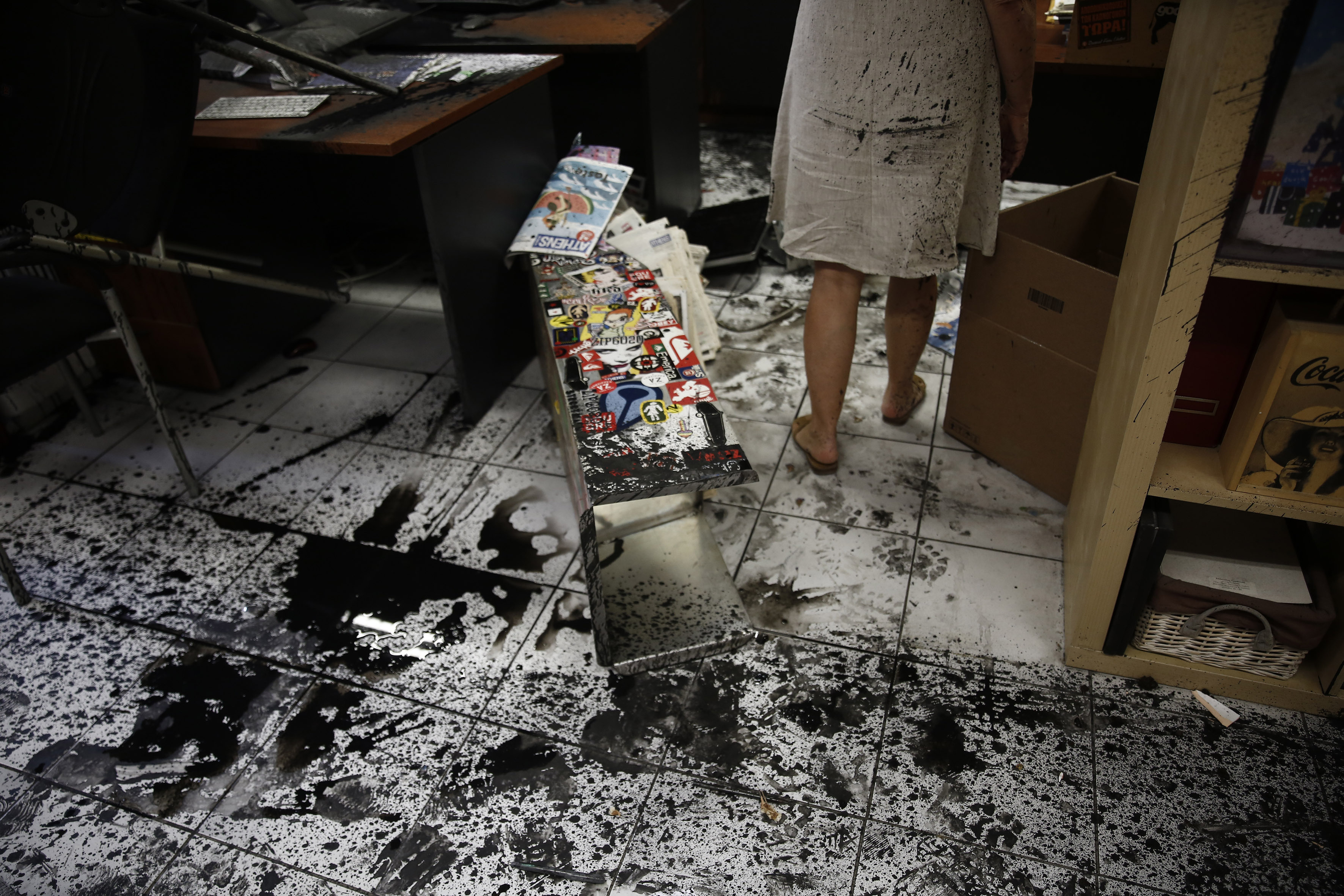 Επίθεση «Ρουβίκωνα» στην Athens Voice – Κατέστρεψαν γραφεία και πέταξαν μαύρες μπογιές (φωτογραφίες – βίντεο)-2