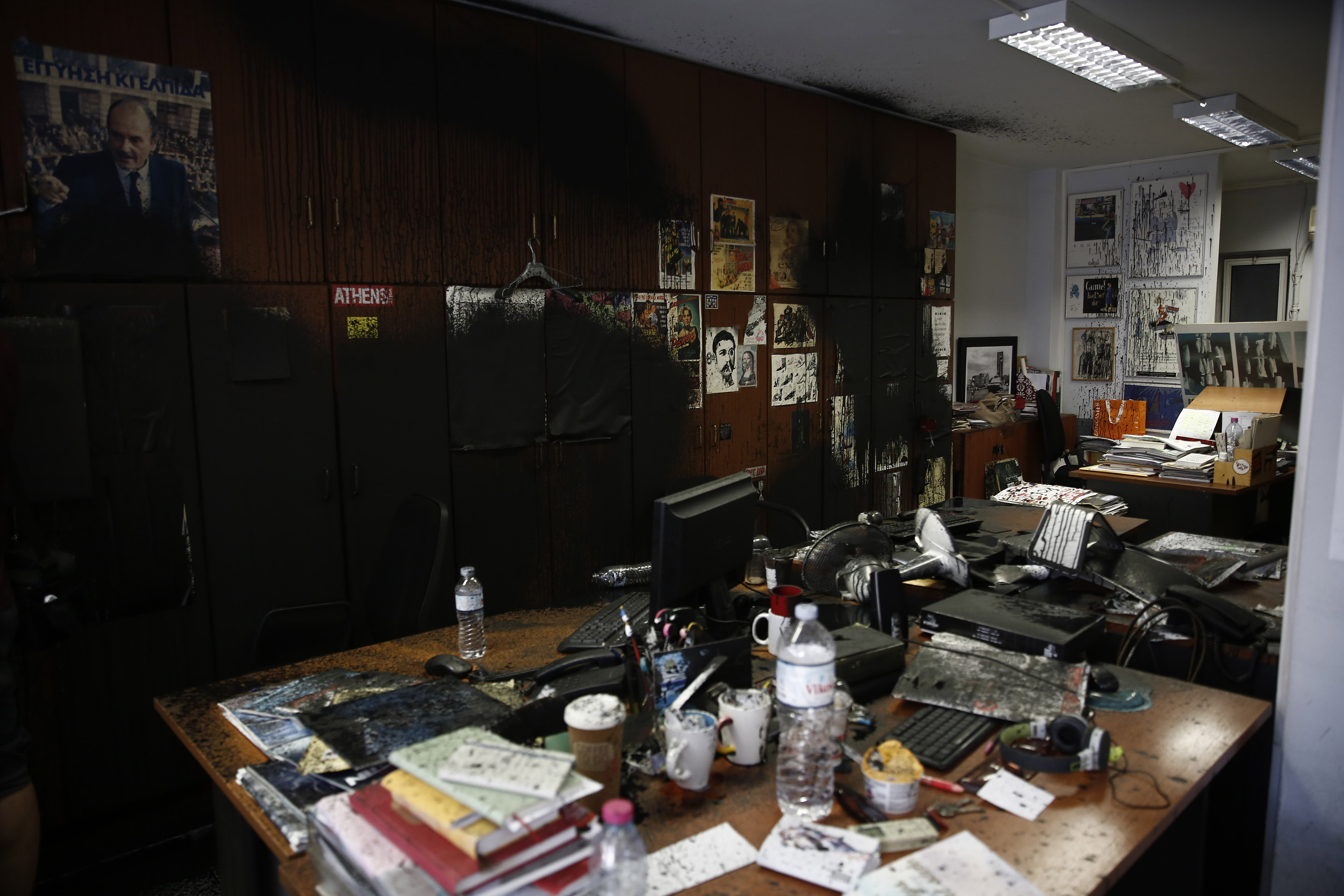 Επίθεση «Ρουβίκωνα» στην Athens Voice – Κατέστρεψαν γραφεία και πέταξαν μαύρες μπογιές (φωτογραφίες – βίντεο)-3
