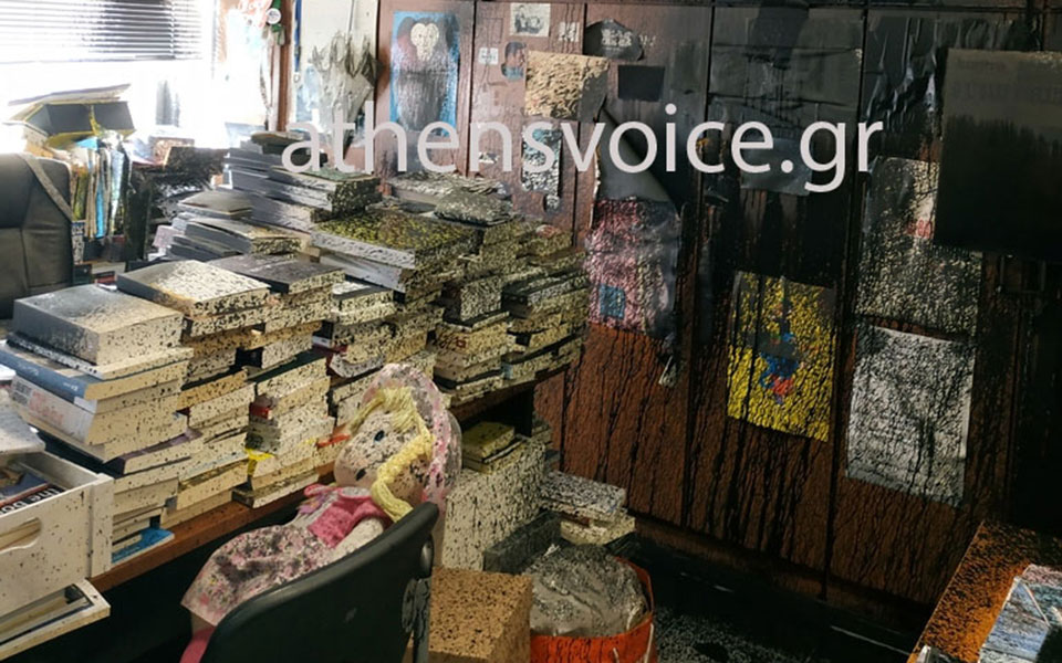 Επίθεση «Ρουβίκωνα» στην Athens Voice – Κατέστρεψαν γραφεία και πέταξαν μαύρες μπογιές (φωτογραφίες – βίντεο)-1