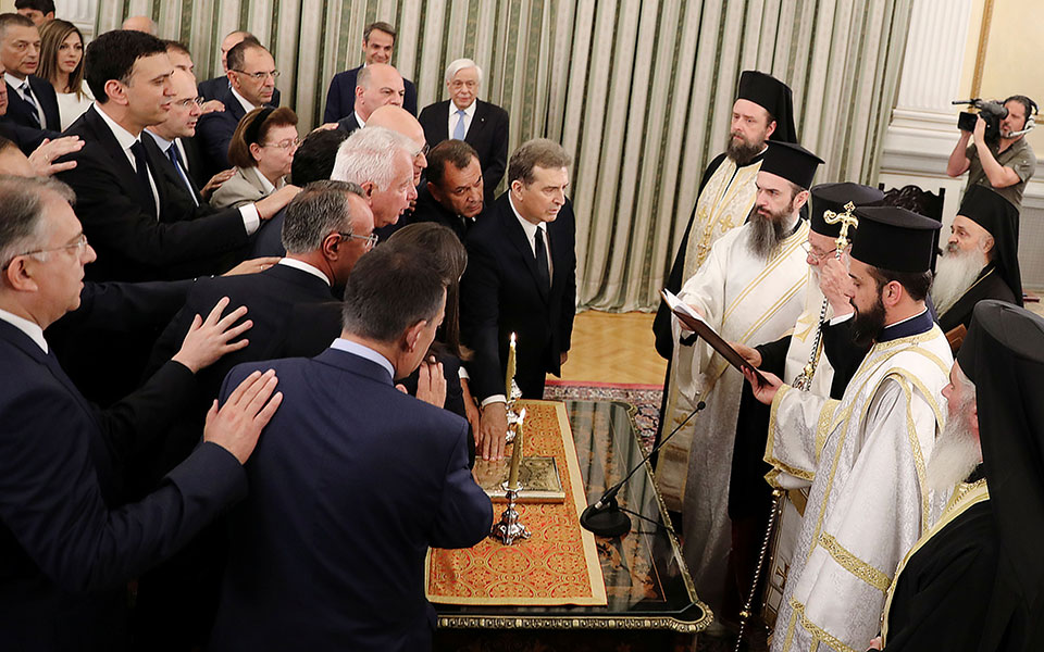 Ορκίστηκε η νέα κυβέρνηση (βίντεο)-2